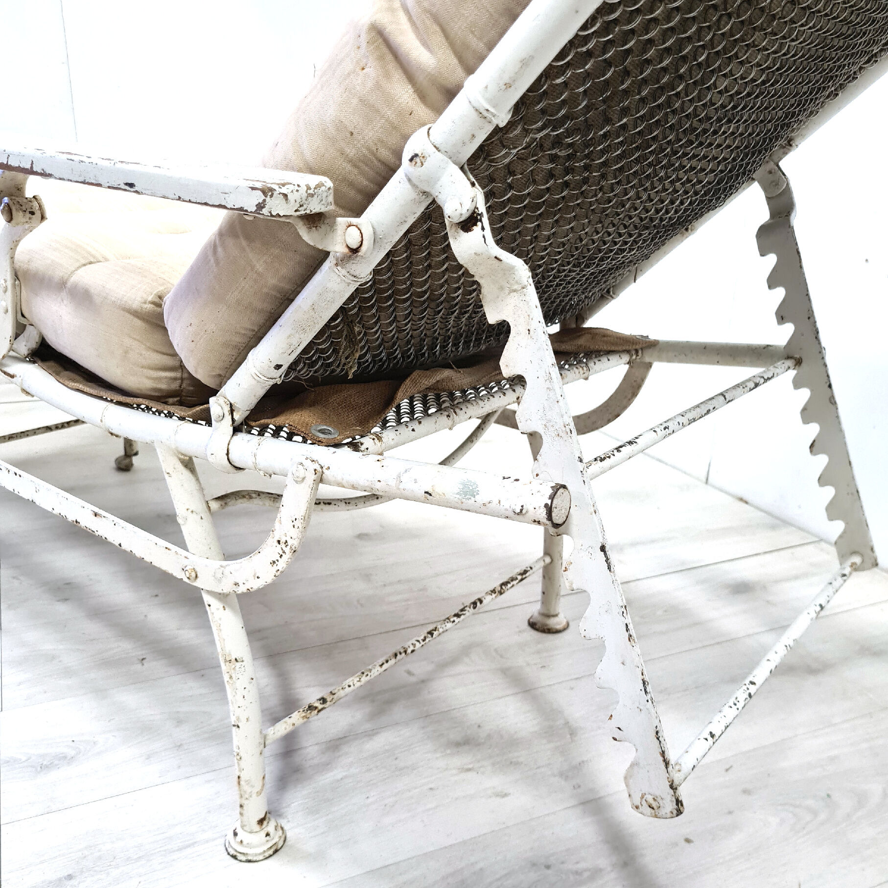 Chaise longue d’infirmerie originale en acier, France années 1930