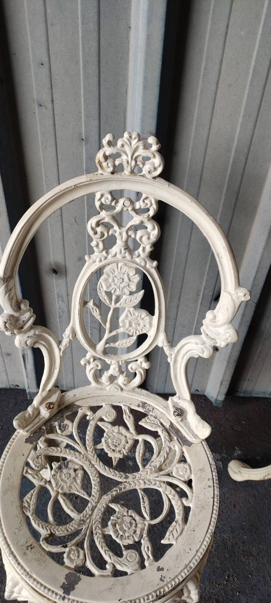 Pair of outdoor chairs in cast aluminum floral decoration