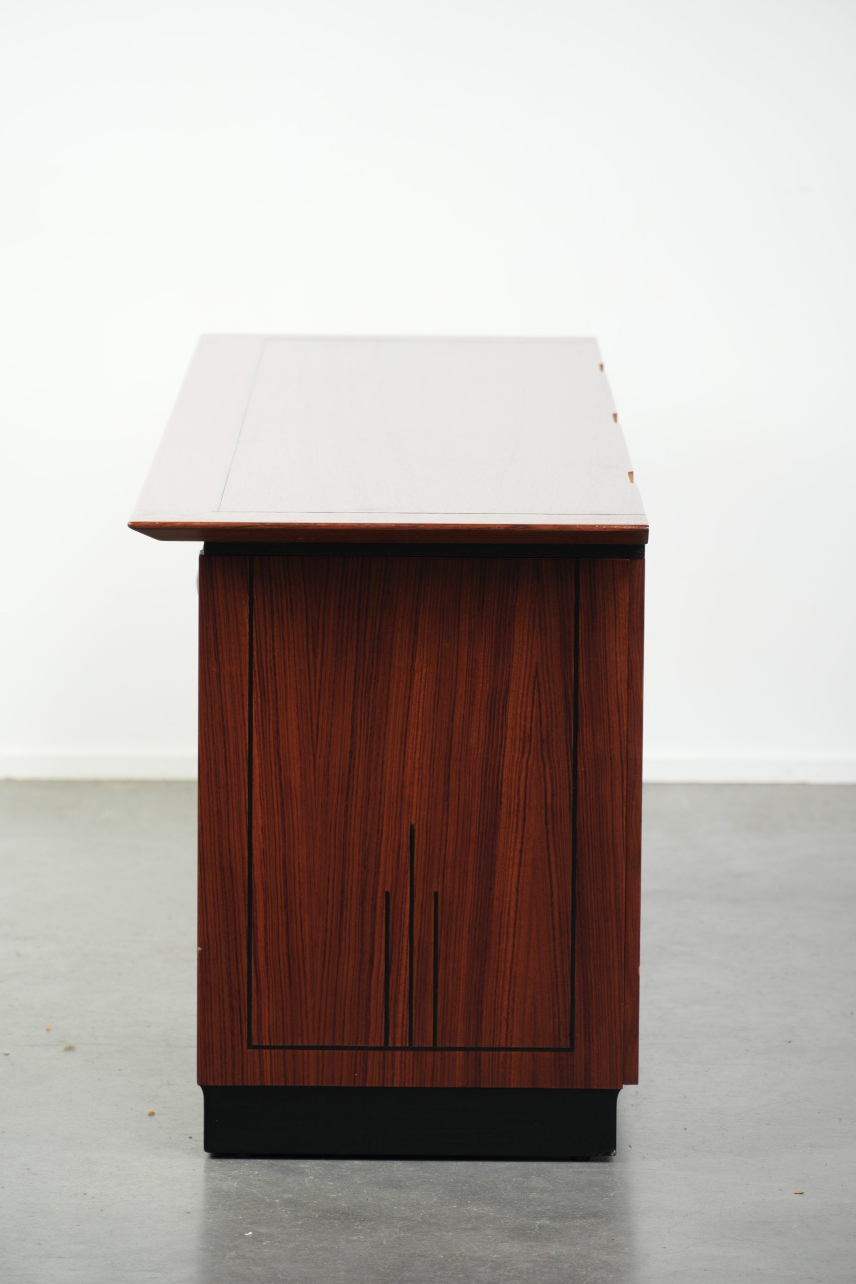 In good condition Art Deco design sideboard/TV cabinet