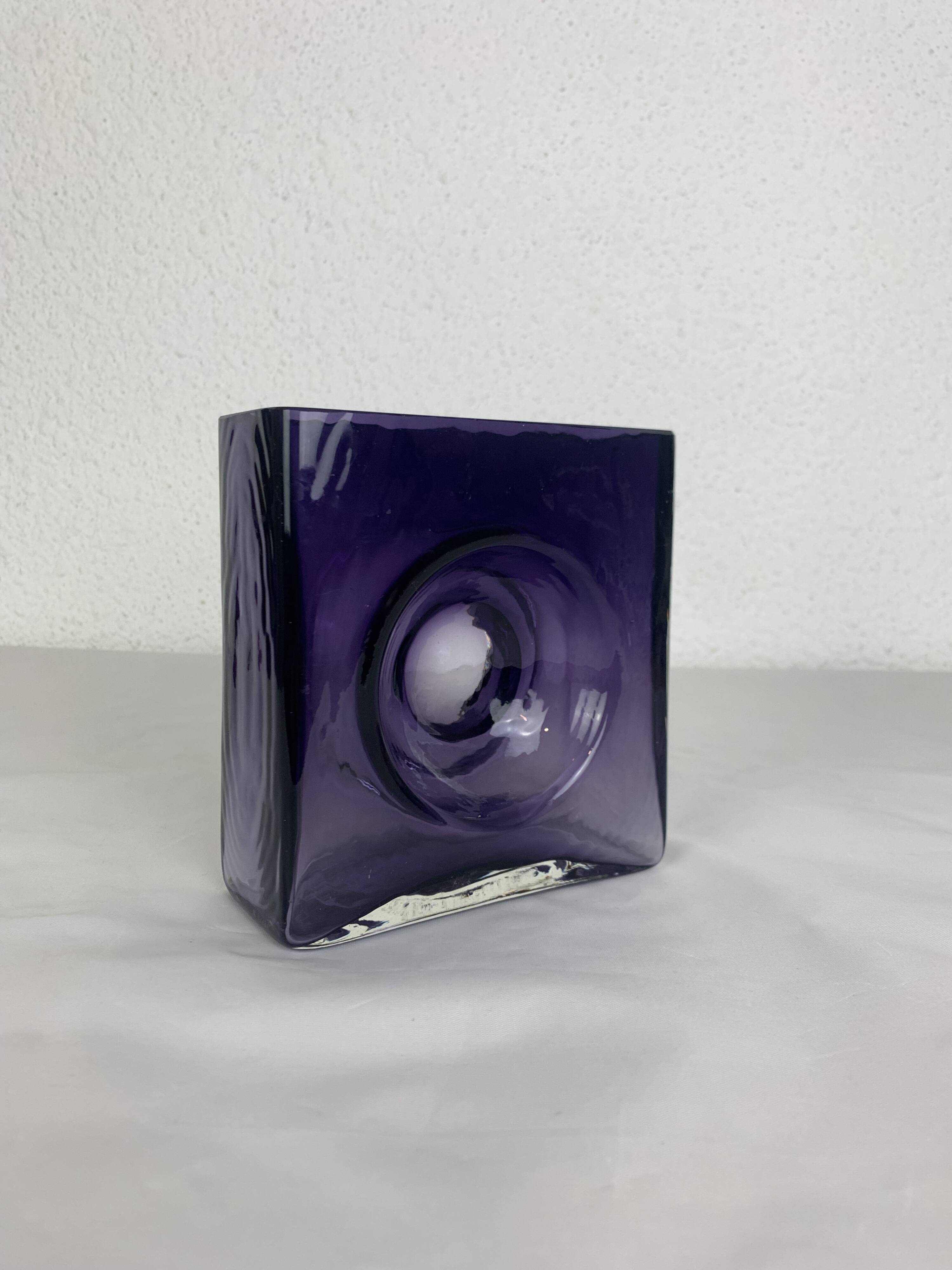 Diabolo vase signed Christian Tortu, blown glass in purple.