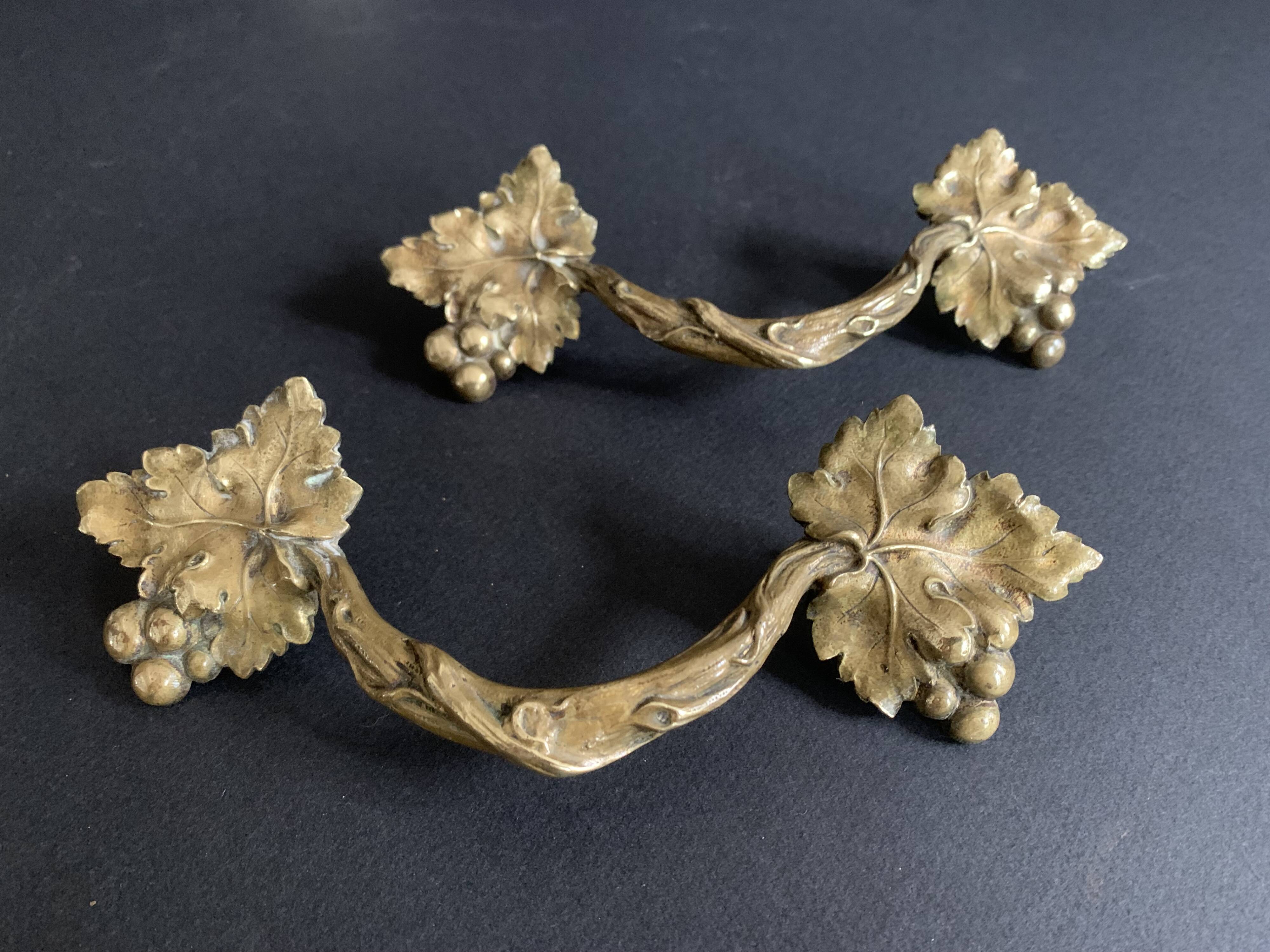 Pair of Art Nouveau bronze handles decorated with vine leaves, 1930
