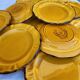11 assiettes à dessert ocre fleur de lys