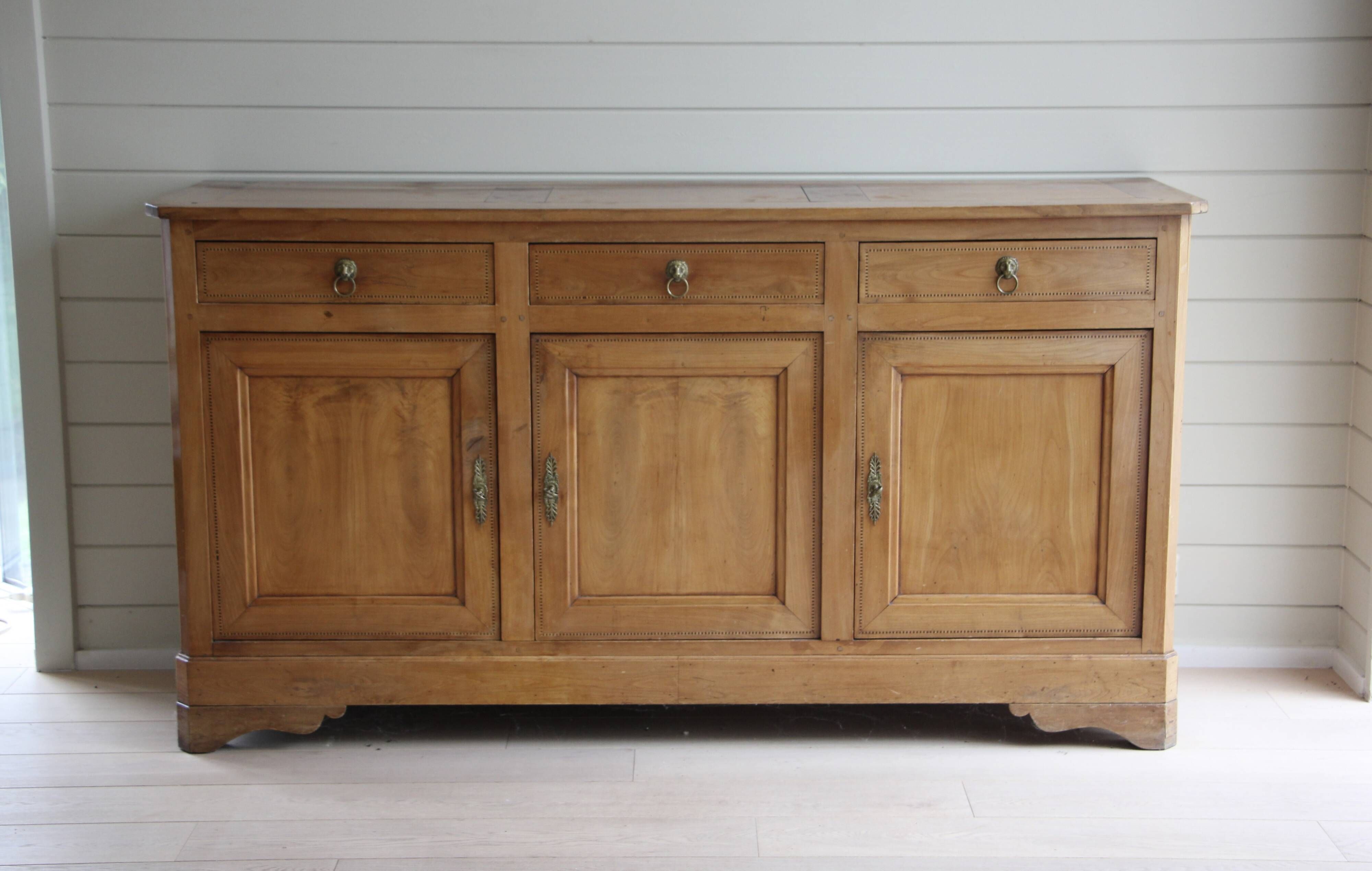 Buffet in a Restauration style enfilade