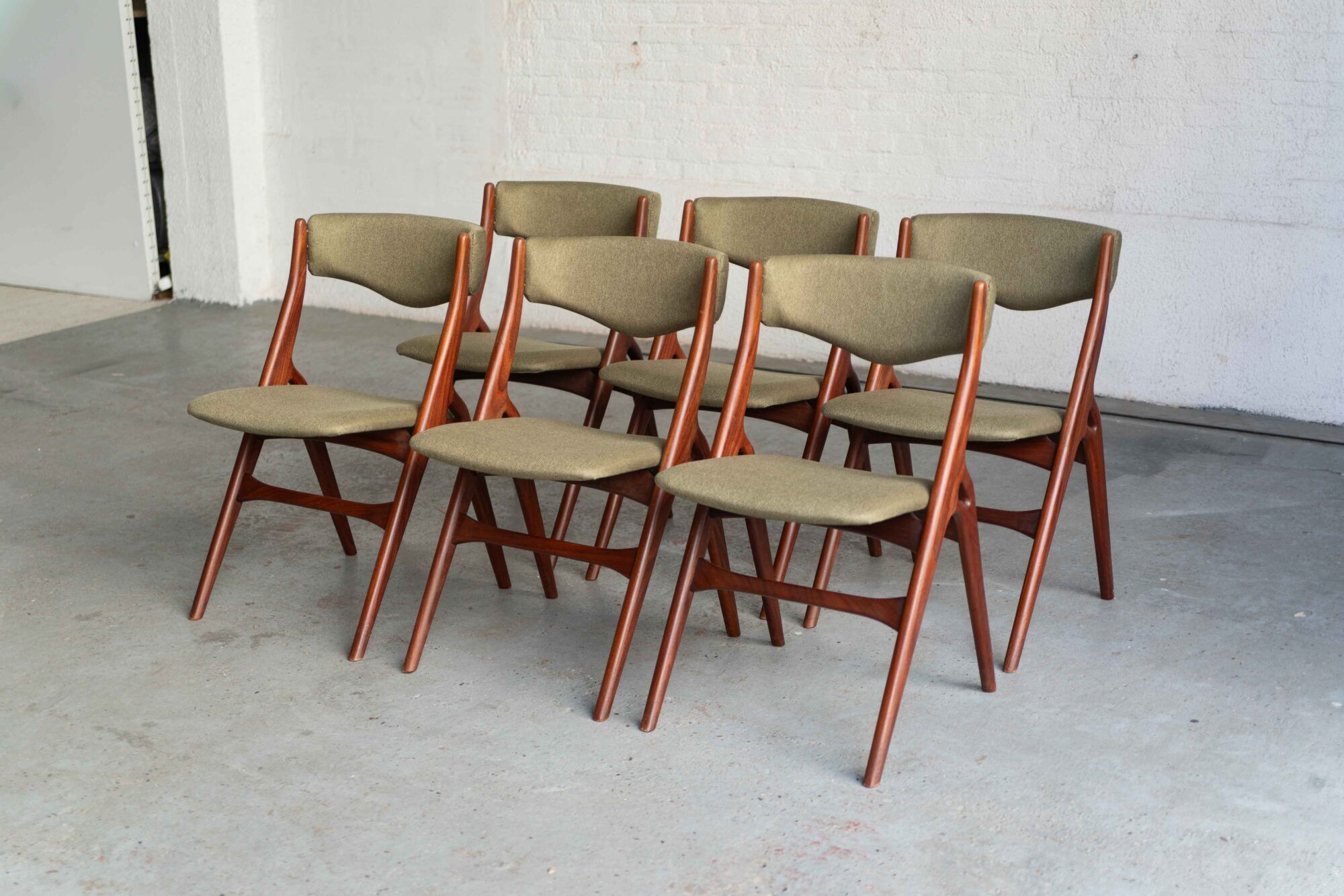 Set of 6 Aska dining chairs by Louis Van Teeffelen