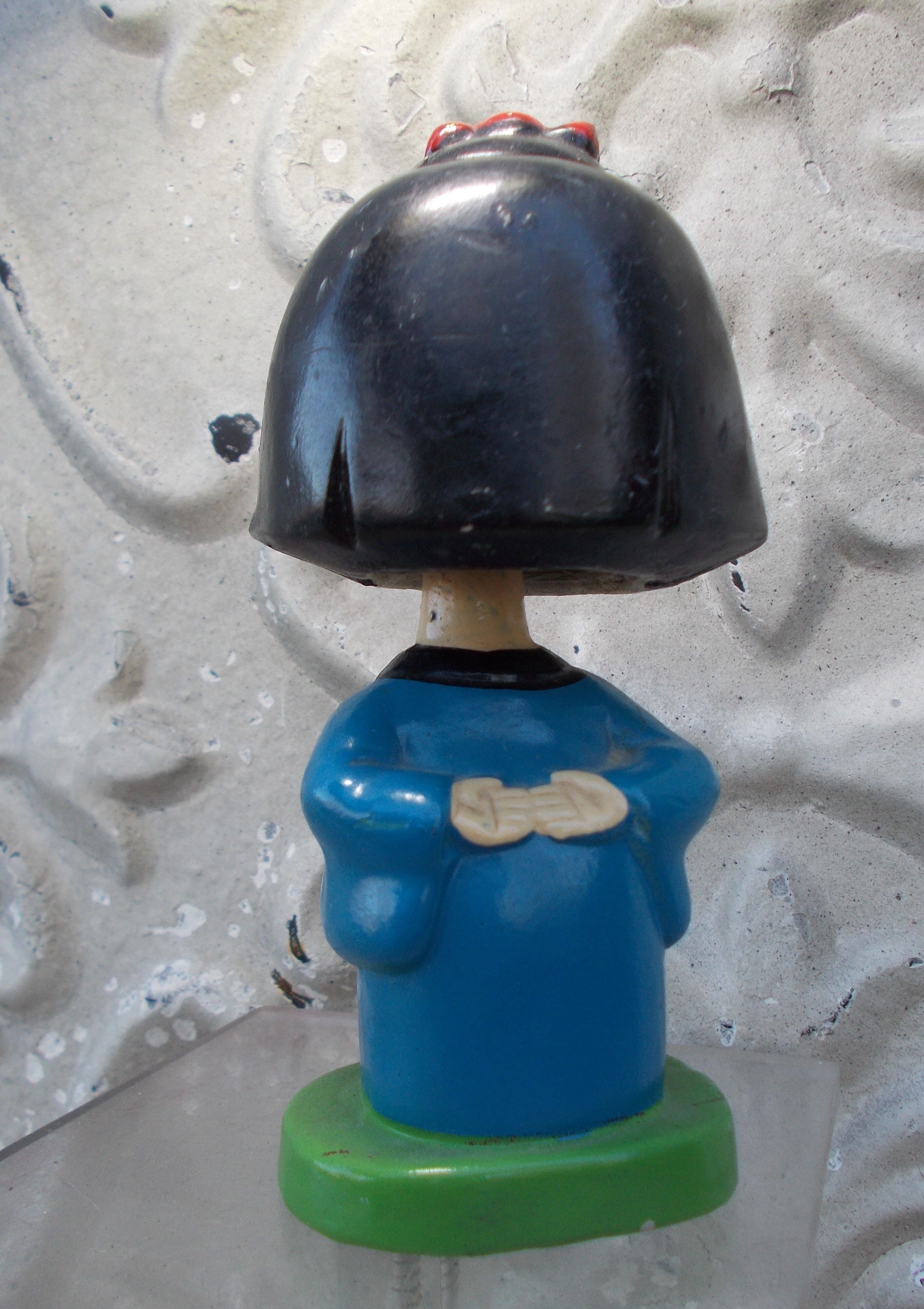 Vintage Let's kiss Japan figurine