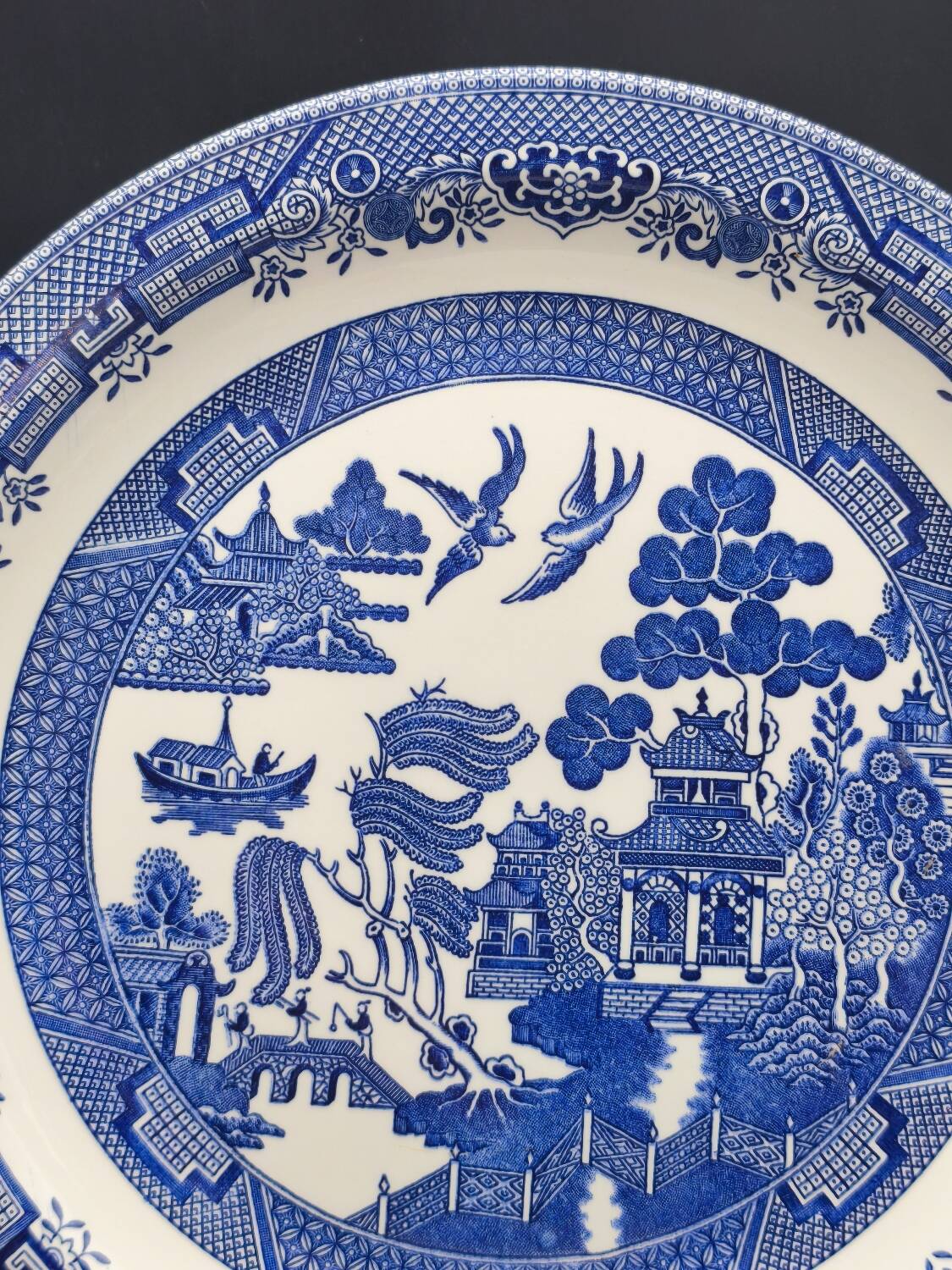 Large blue and white English plate – Chinoiserie decoration – Churchill Home