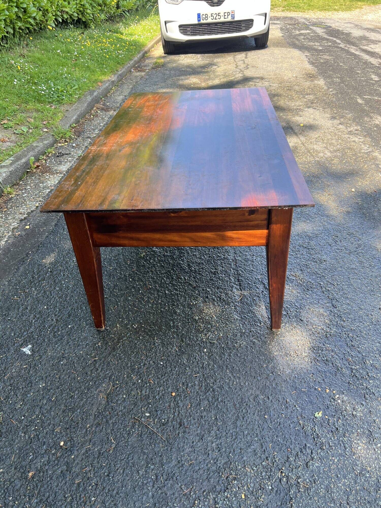 Table basse en acajou massif ouvrant par deux tiroirs en ceinture, début XXe siècle