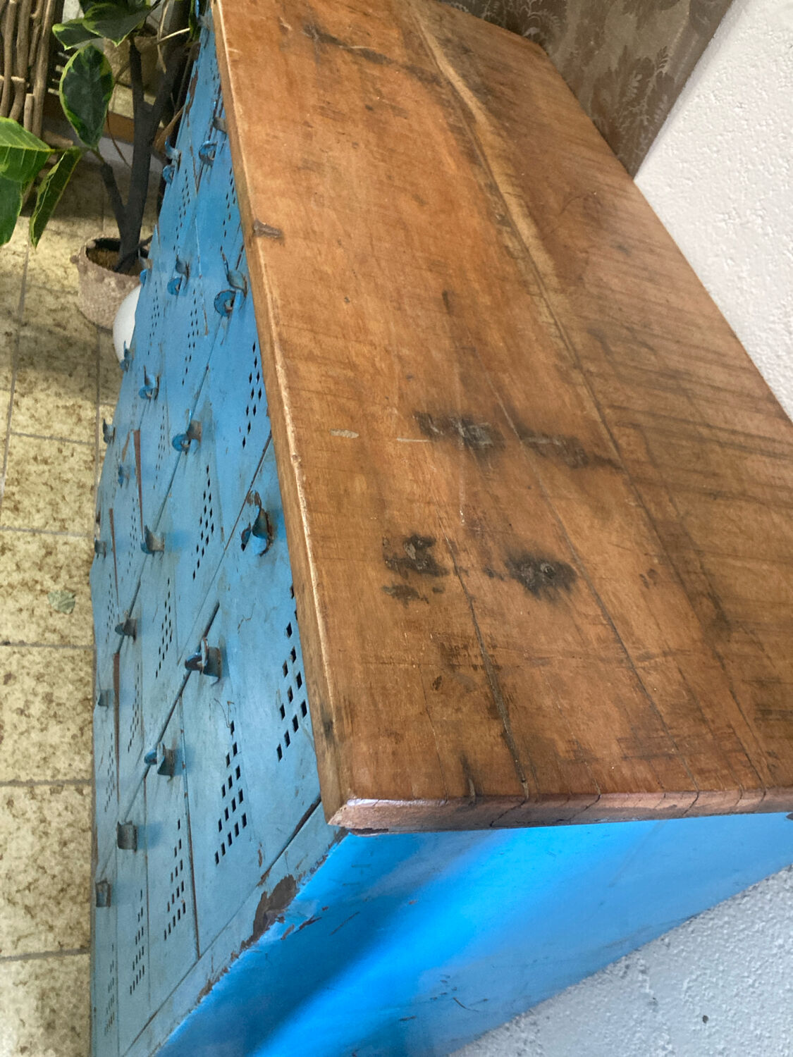 Workshop furniture with 20 blue lockers
