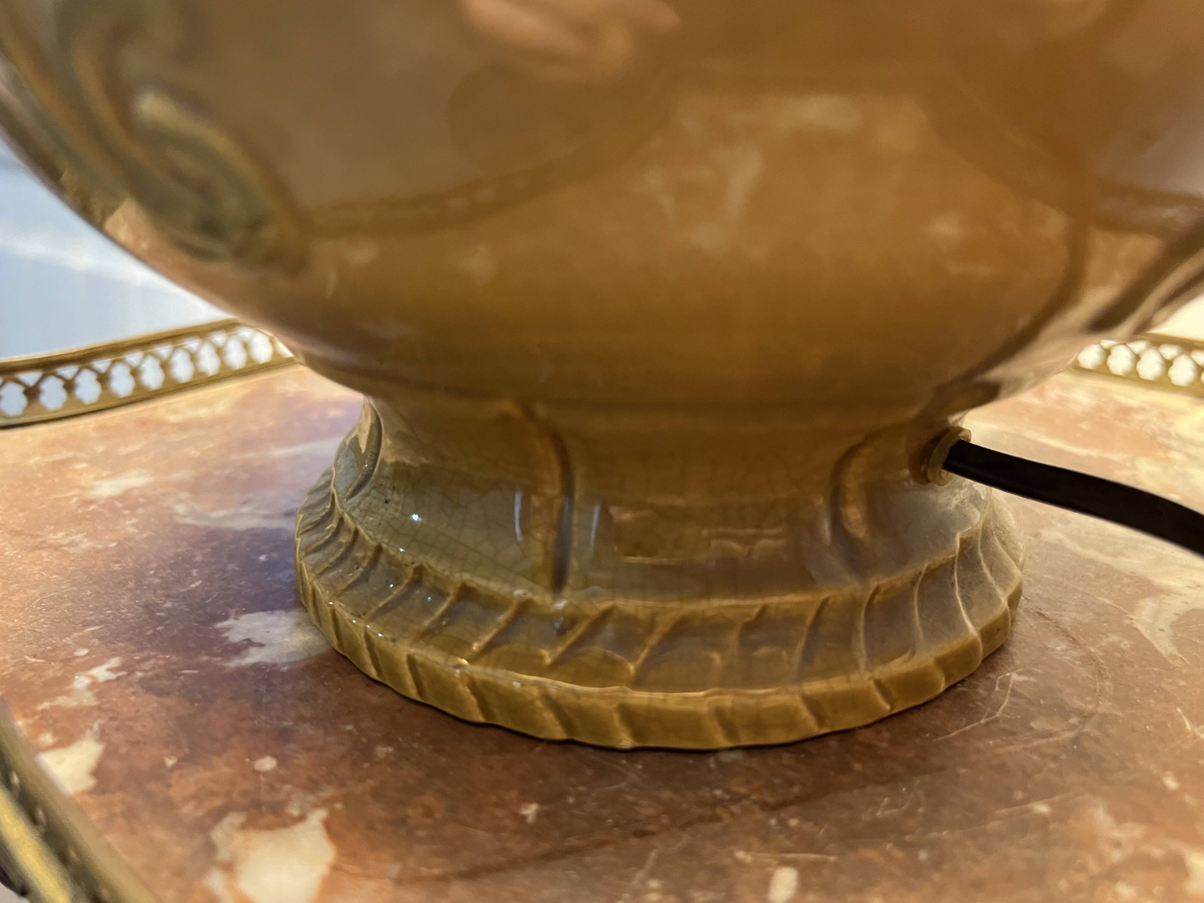 Ceramic table lamp with flower decor