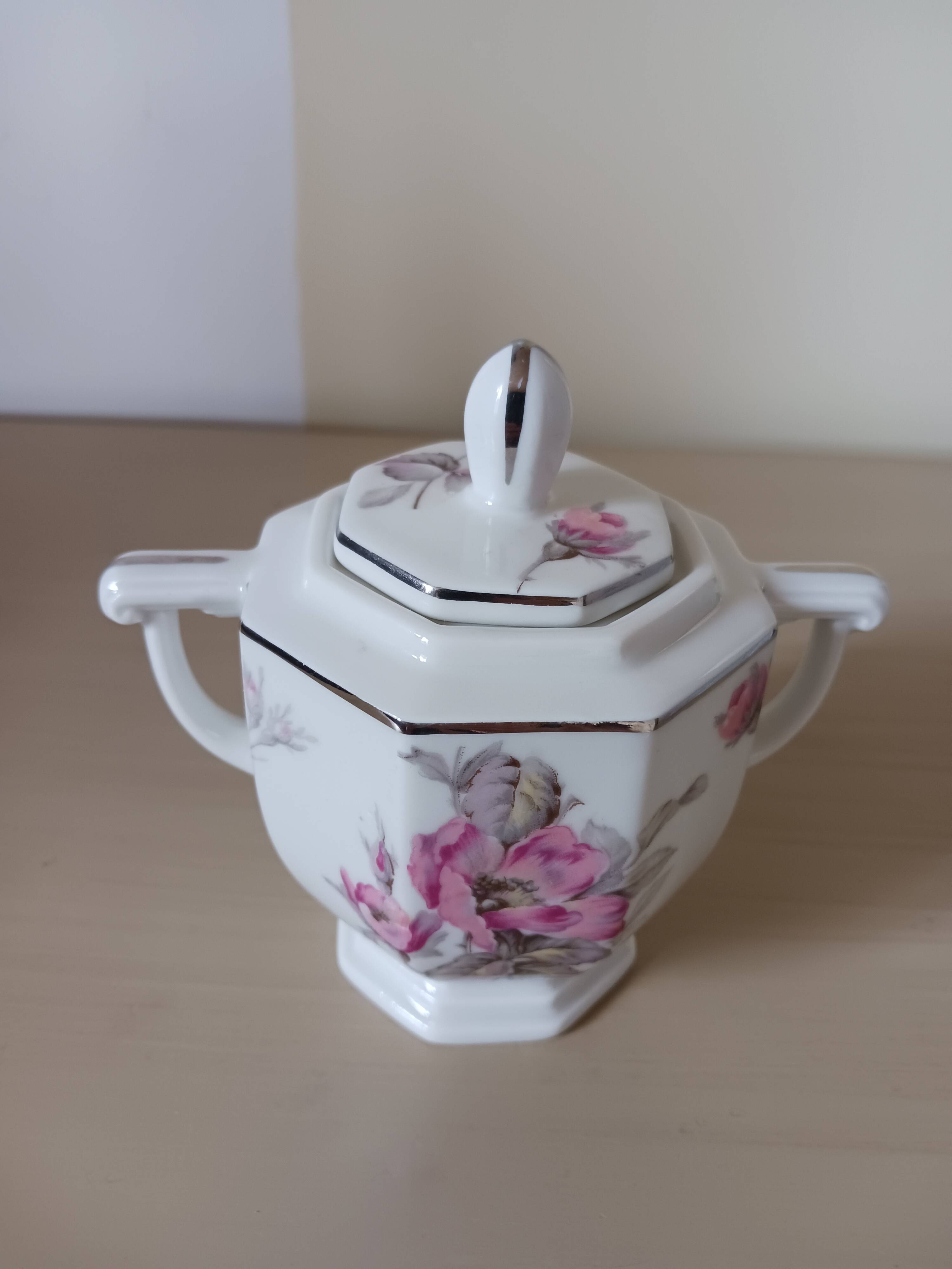 Sucrier en porcelaine de Limoges .