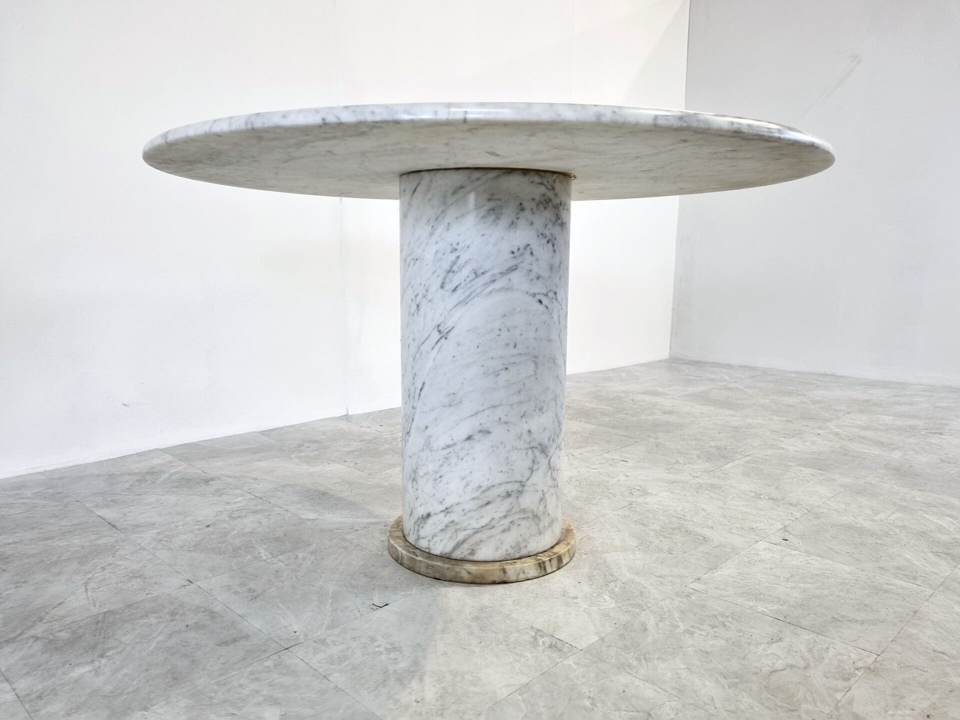 Vintage round White marble dining table 1970s