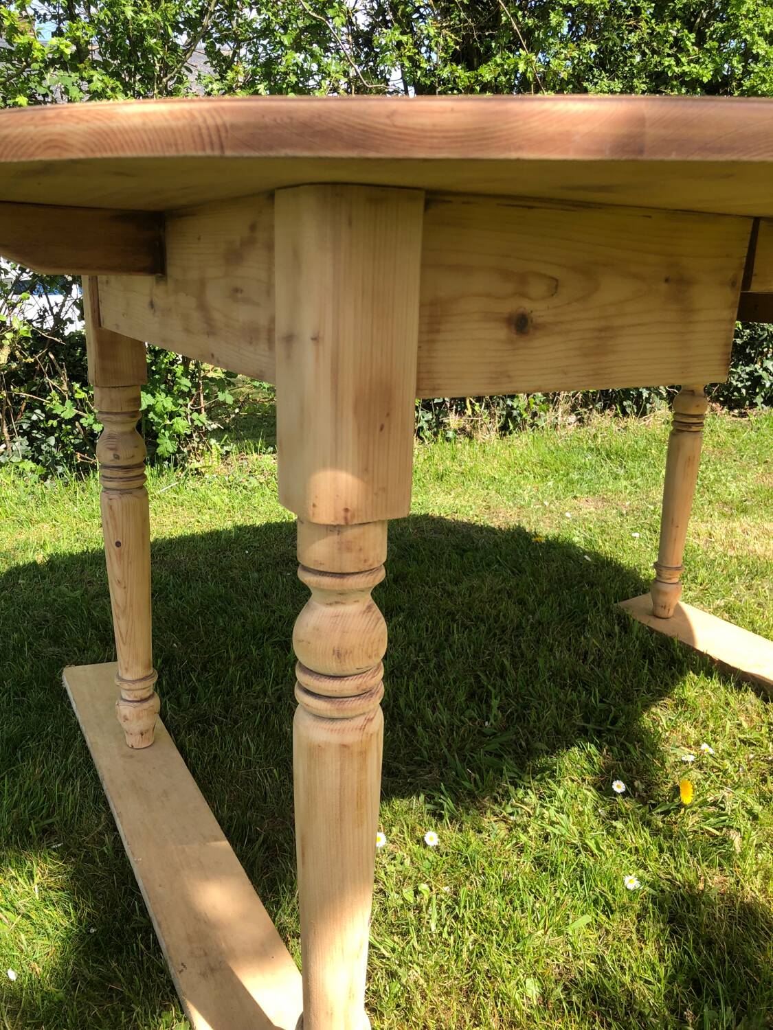 Extendable round table.