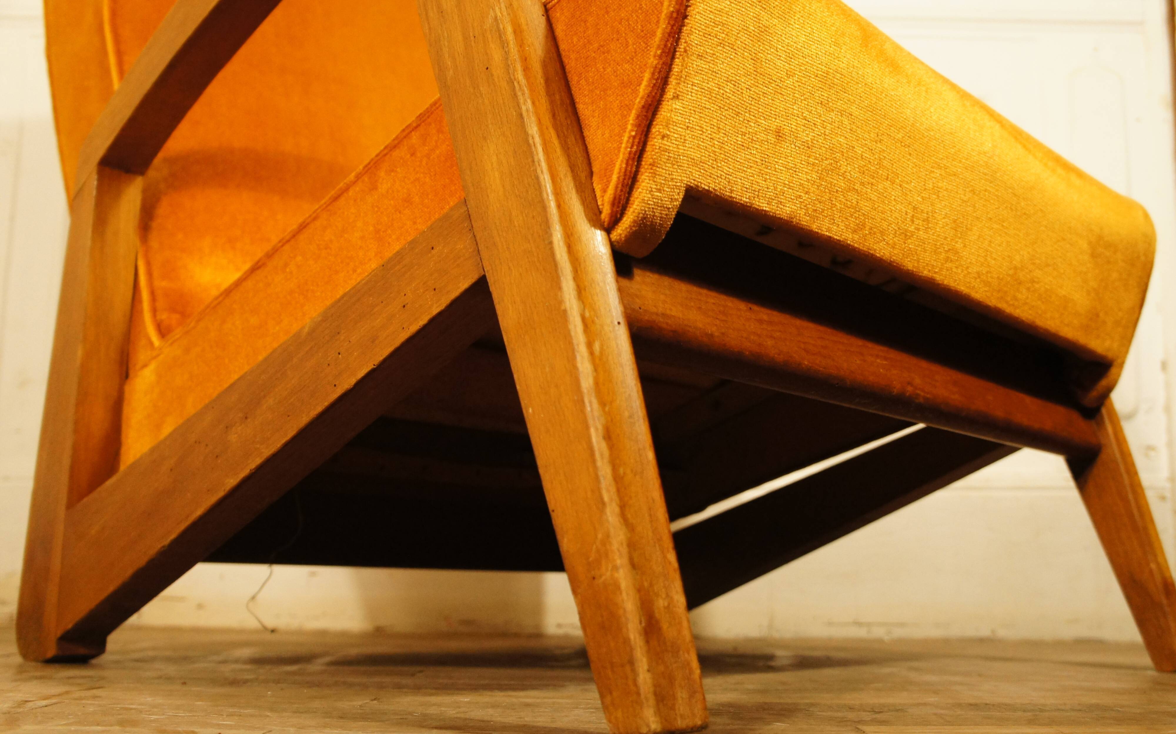 Armchair "Kangaroo" in velvet feet compass