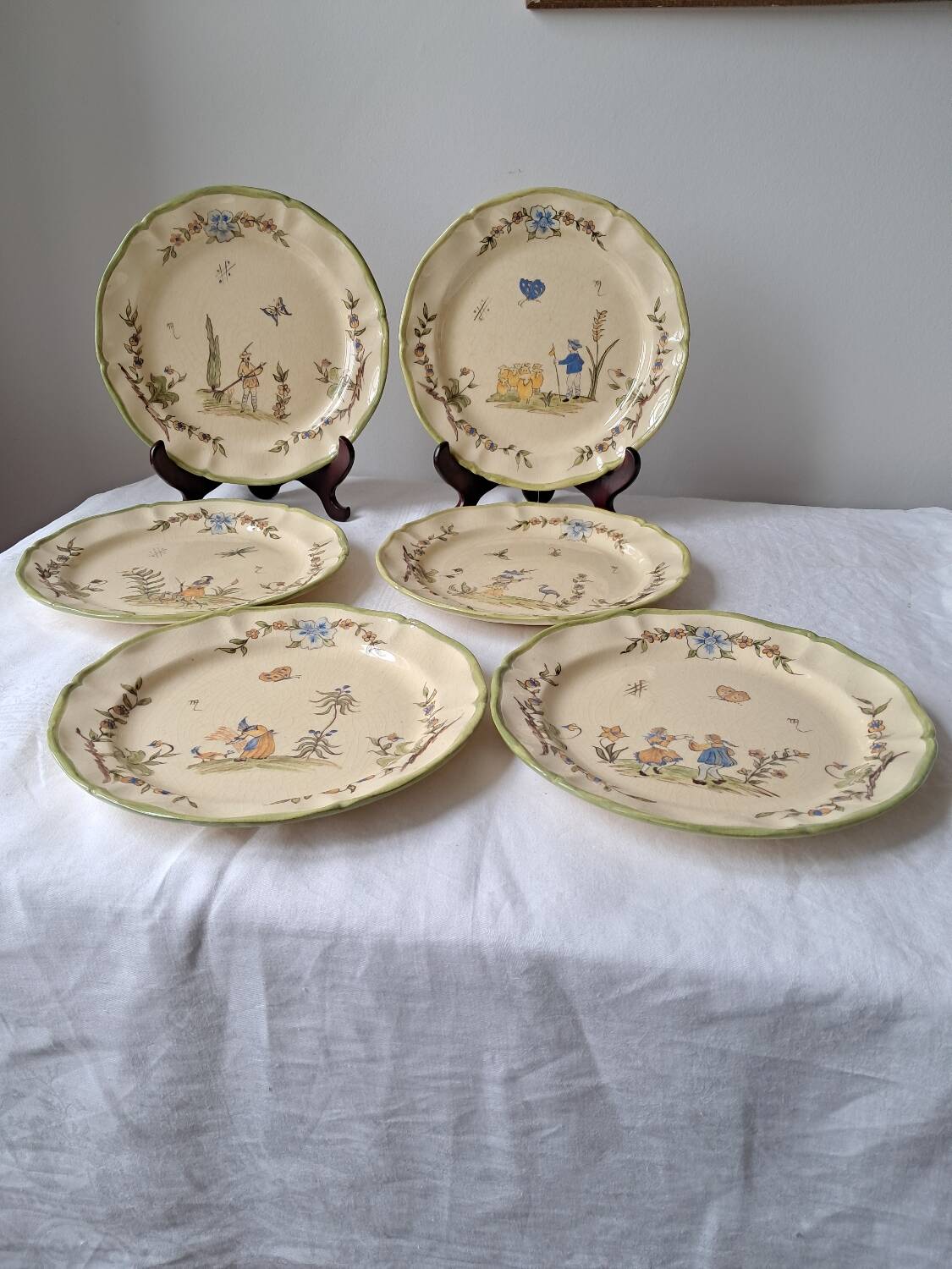 6 dinner plates with Moustiers de Longchamp decor. 1985