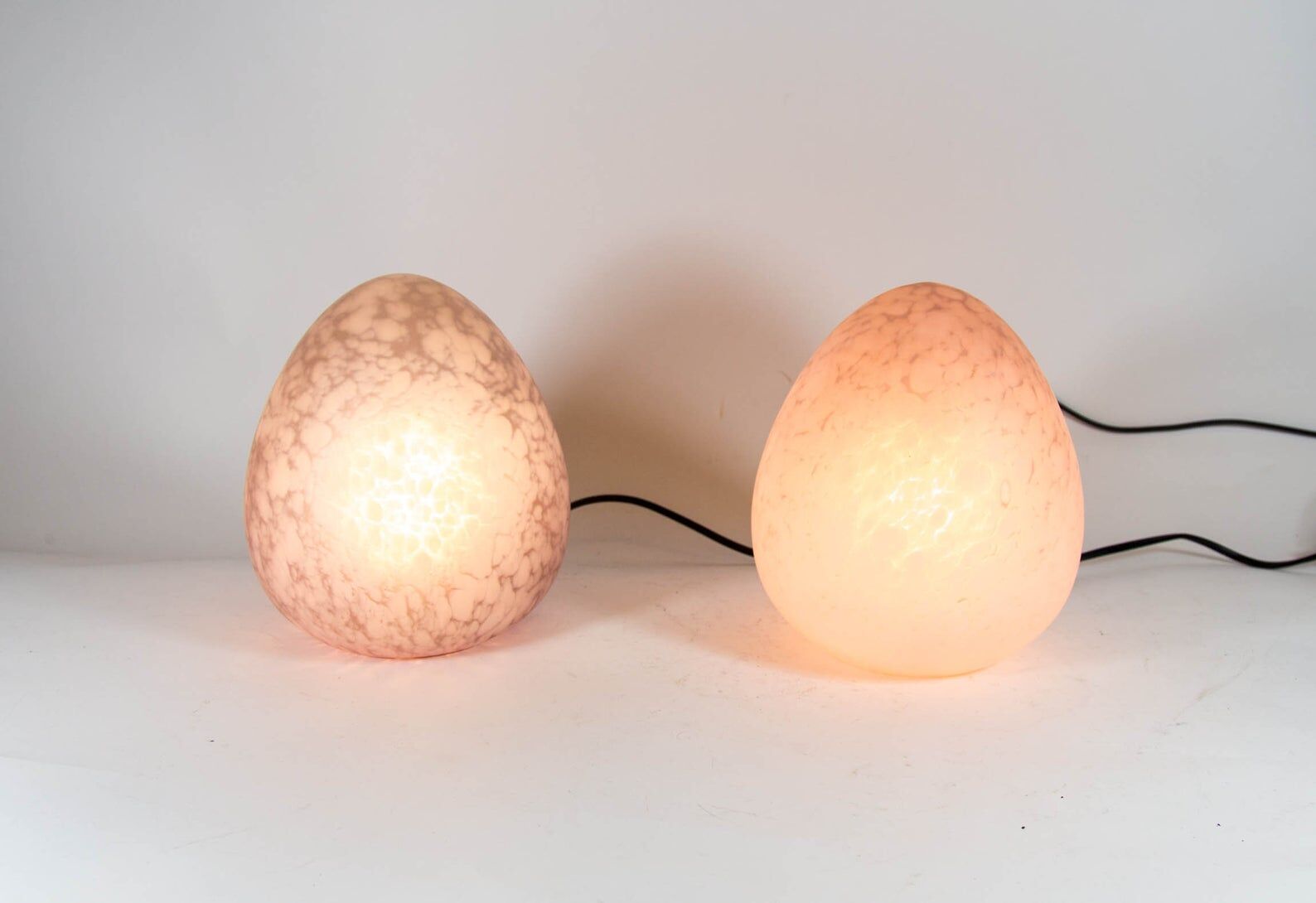 80's vintage light purple glass egg lamp