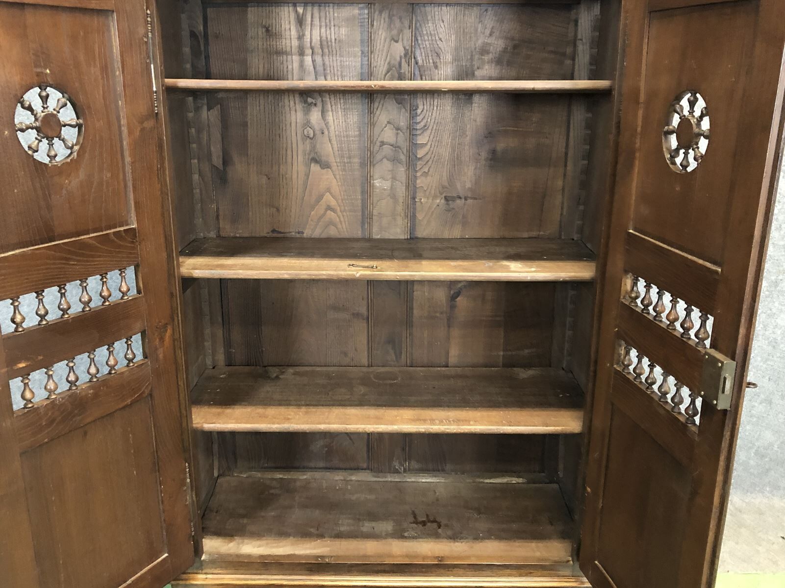 Armoire de chambre bretonne en châtaignier début XXème Selency
