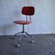 Chaise pivotante industrielle corail en skaï et piètement chromé, années 1950