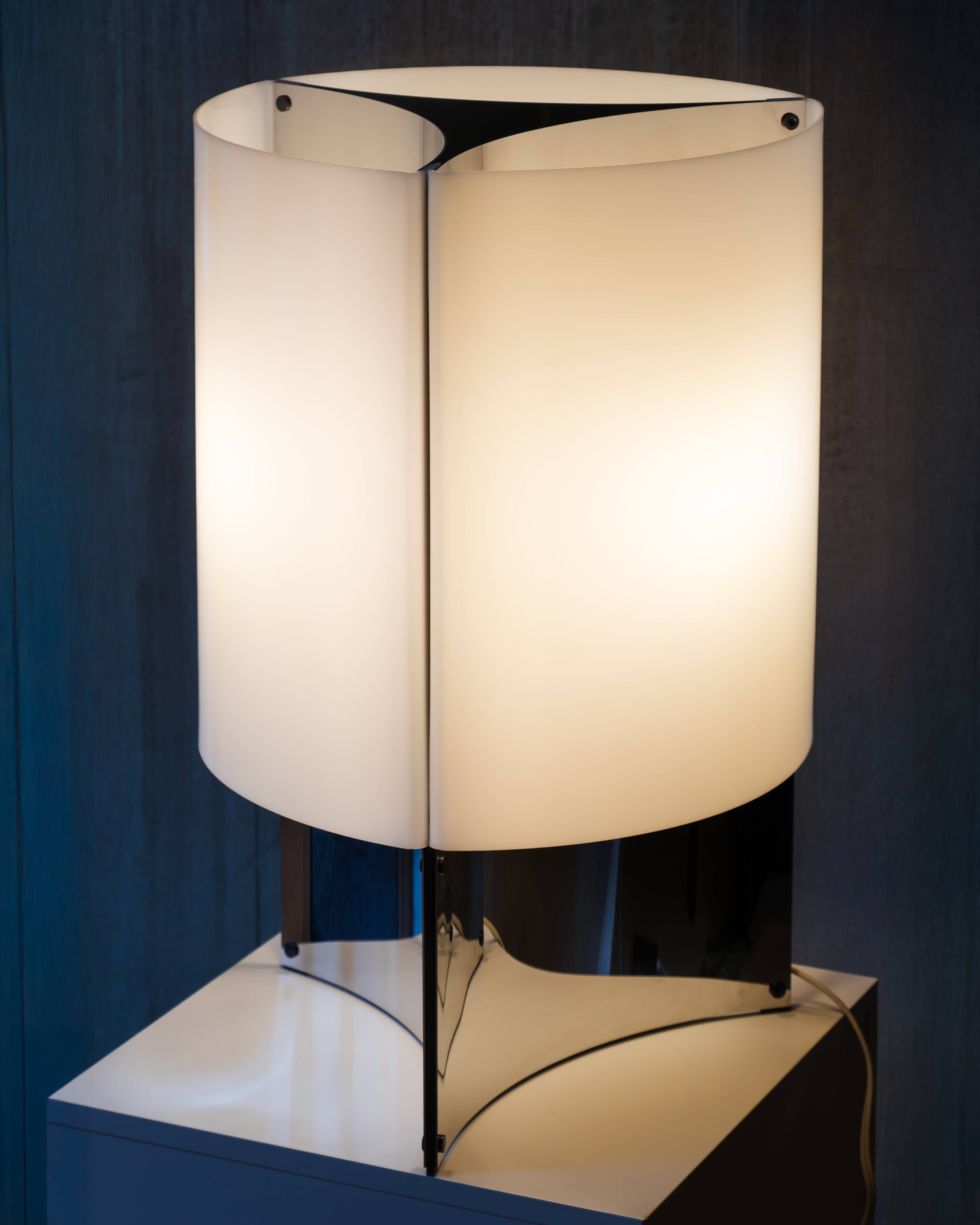 Table lamp model 526/P Massimo Vignelli