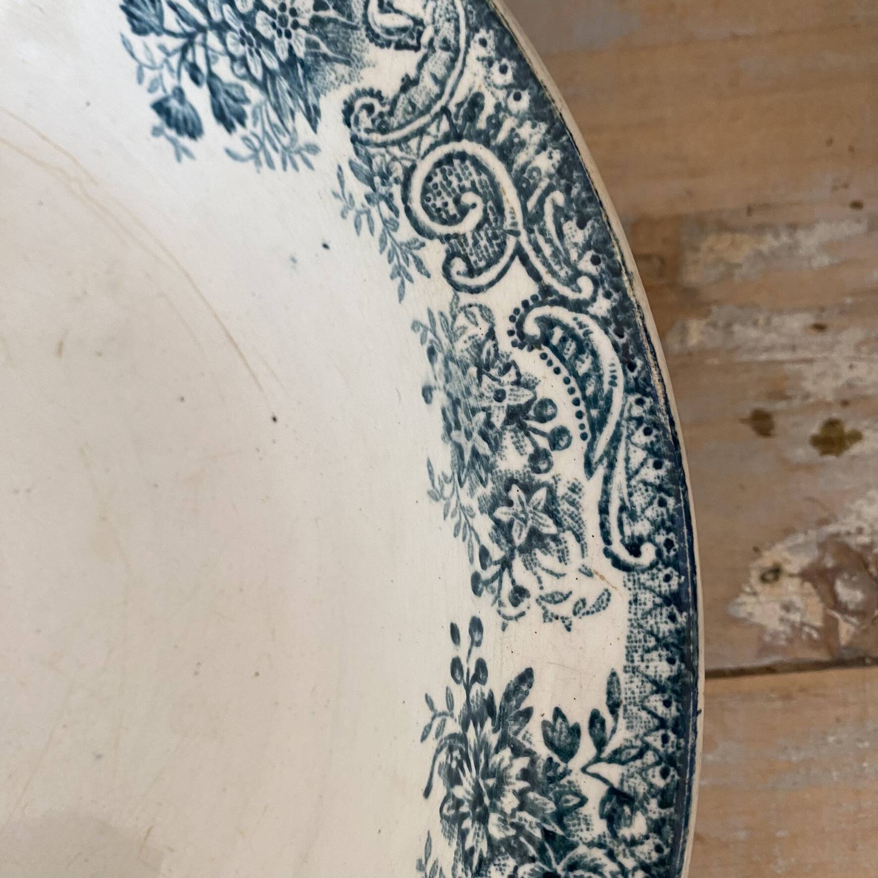 Shallow dish in ironstone 28 cm, Printania Amandinoise