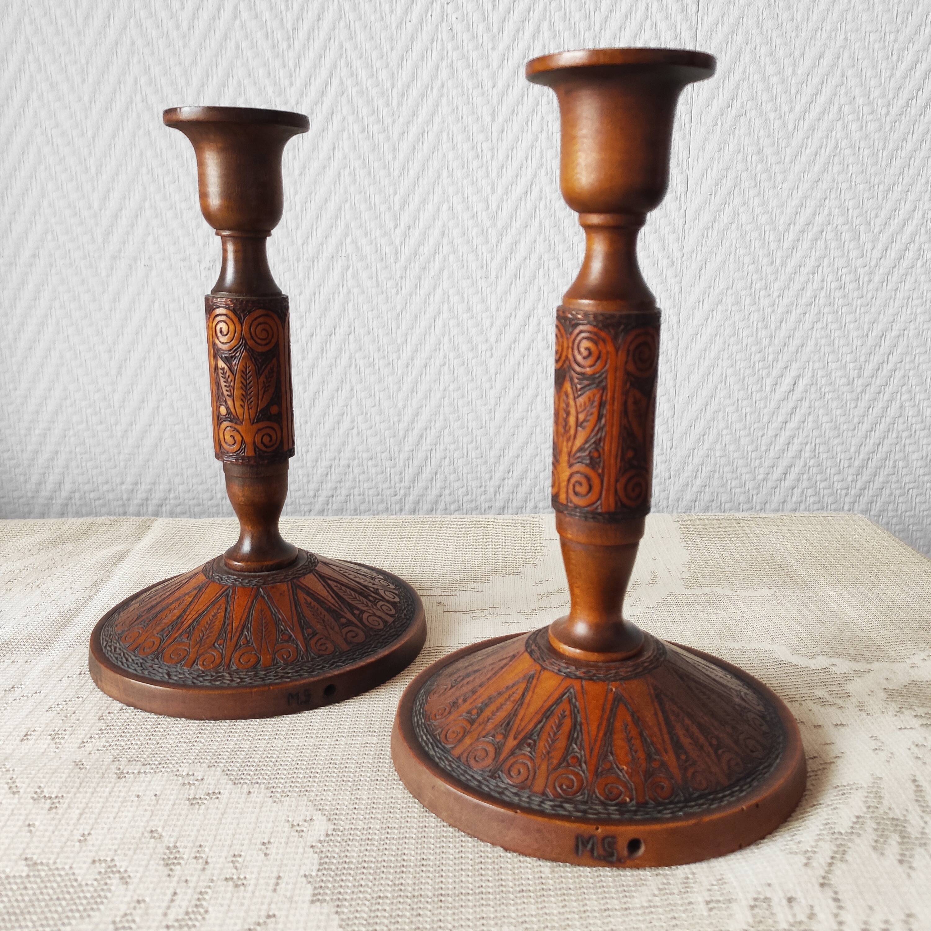 Paire de bougeoirs en bois sculpté
