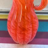Ancien pichet Murano en verre soufflé rose avec une anse vintage