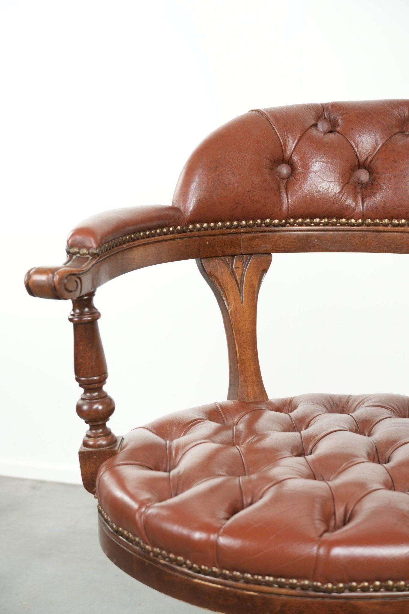 Chaise de bureau Chesterfield rotative en cuir de vache marron