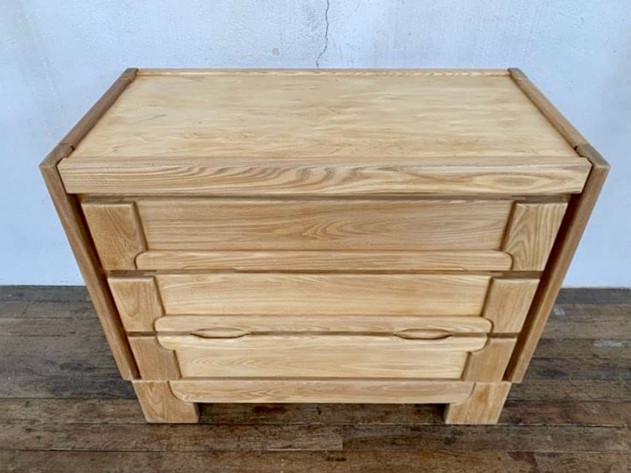 Commode vintage moderniste en orme massif 3 tiroirs