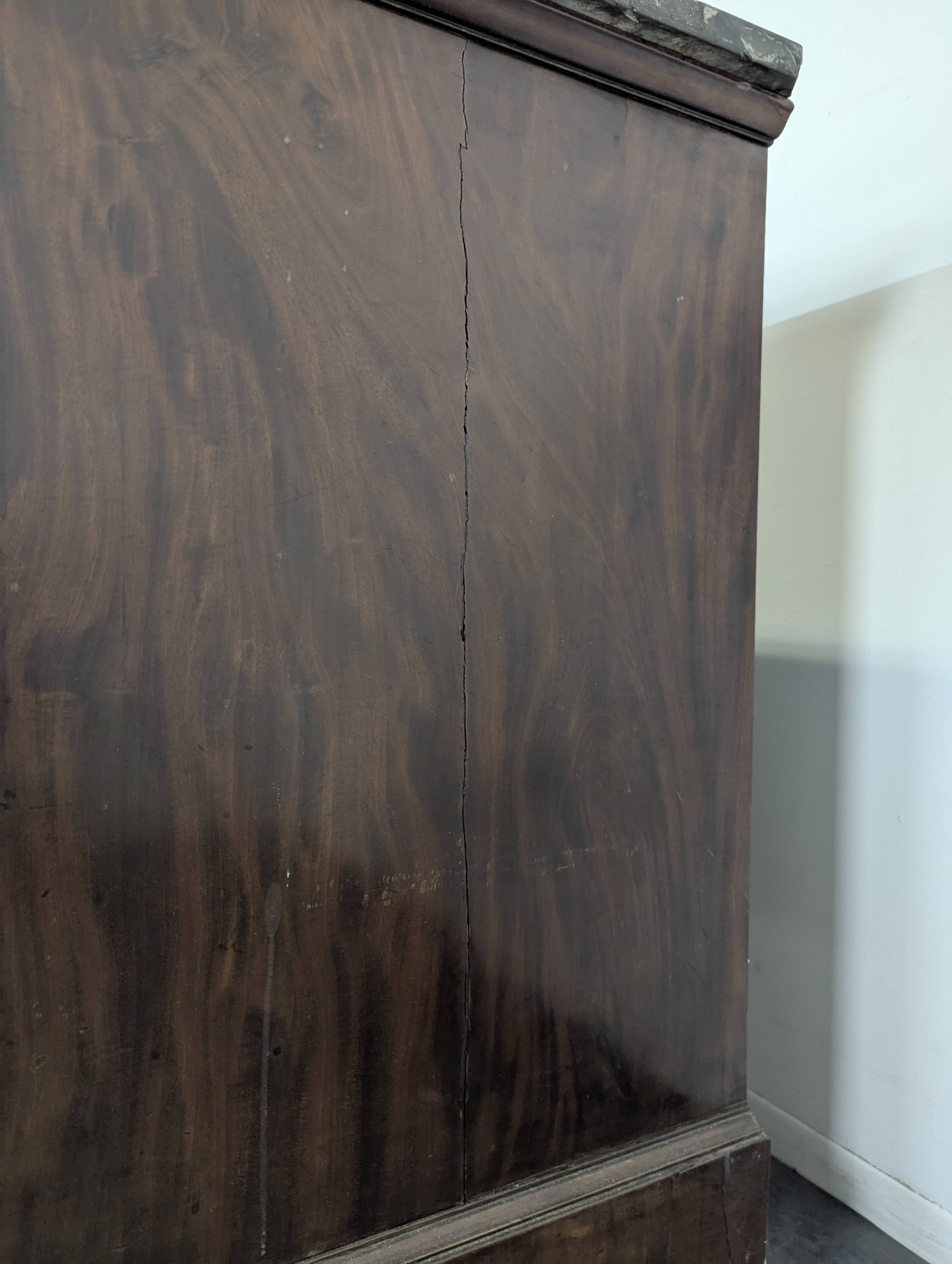 Restoration period chest of drawers with bronze ornaments