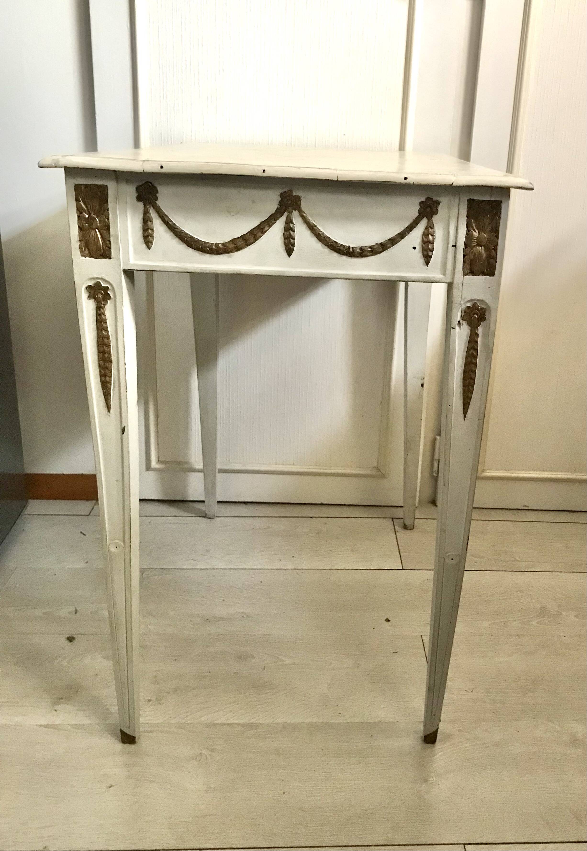 Petite table en bois à patine or et blanc cassé, XIX ème