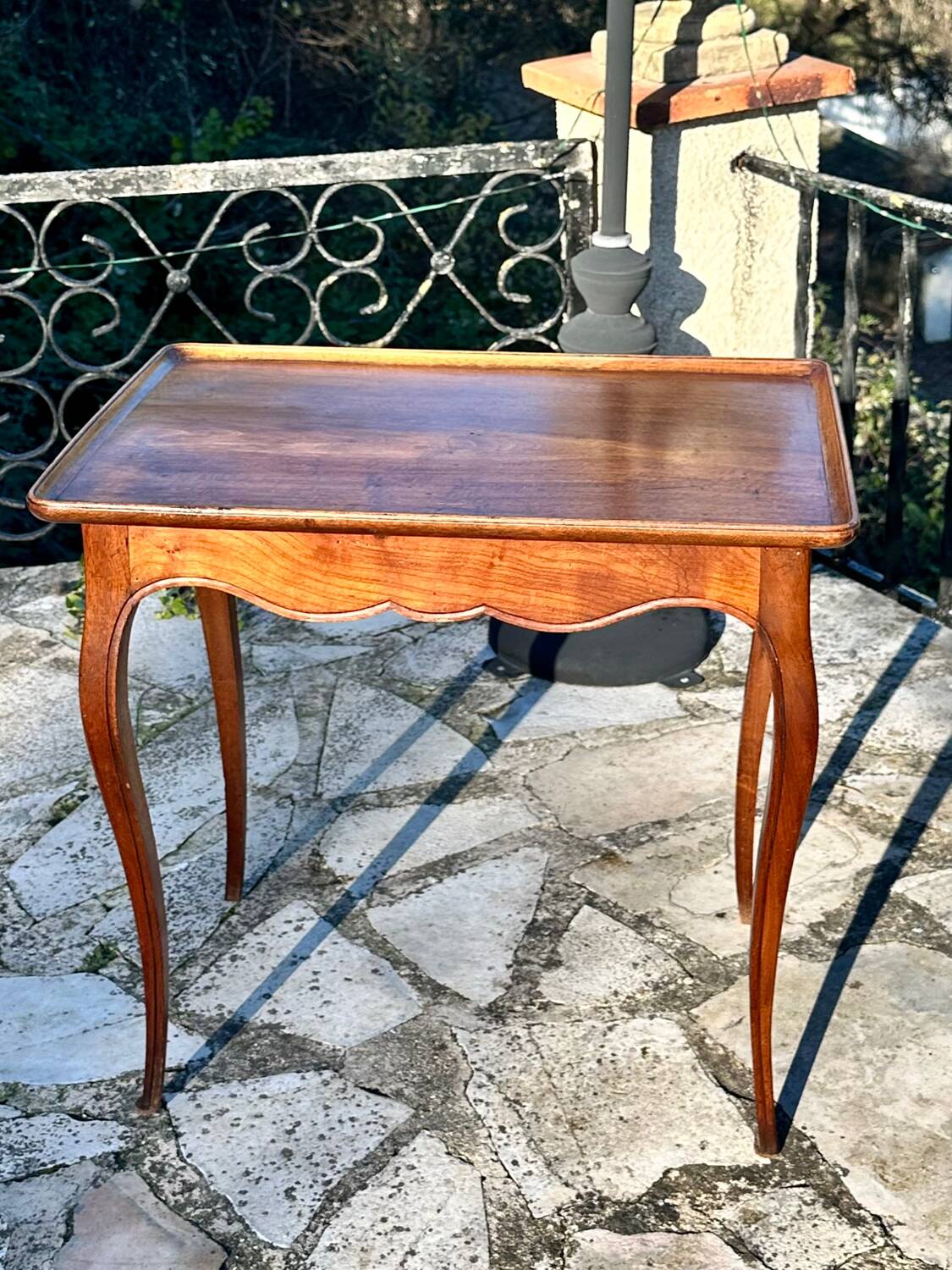 Side table in walnut in the Louis XV style, 19th century.