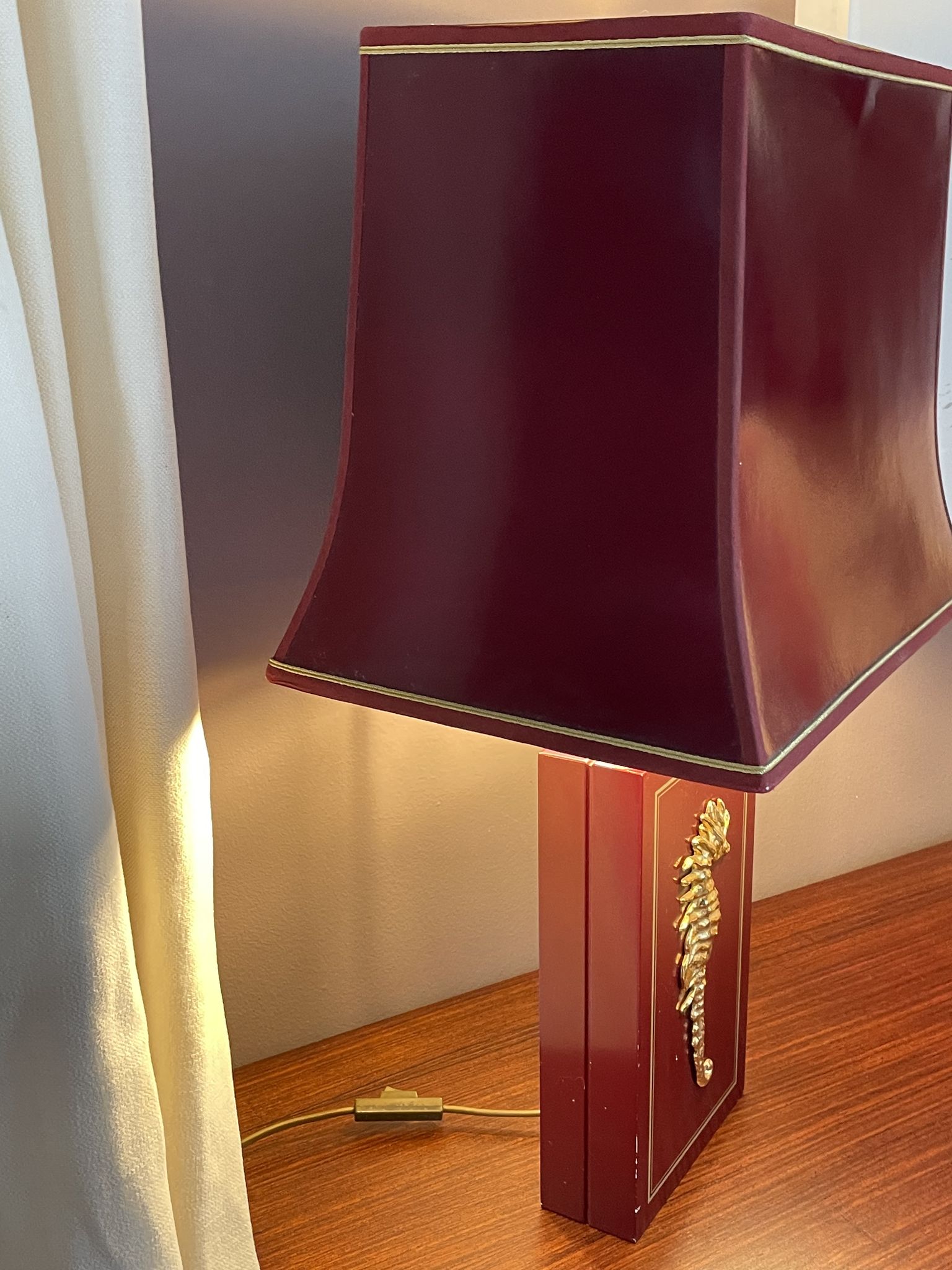 Pair of table lamps in Bordeaux lacquered wood and brass seahorse