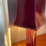 Paire de lampes de table en bois laqué bordeaux et hippocampe en laiton