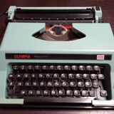 Machine à écrire Olympia Standard bleue pastel vintage