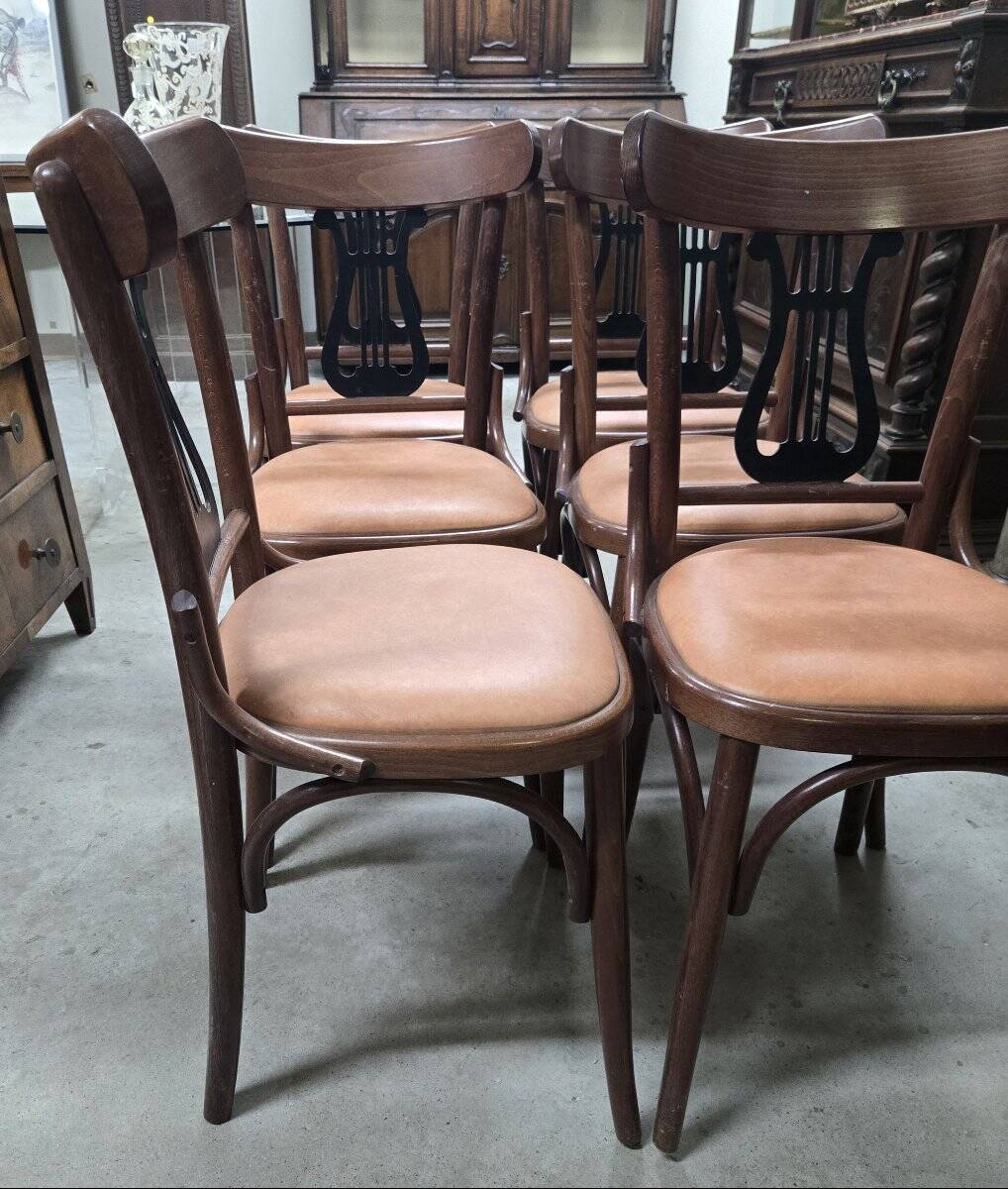 Set of 6 vintage curved wooden chairs, adorned with an elegant black lyre-shaped backrest.