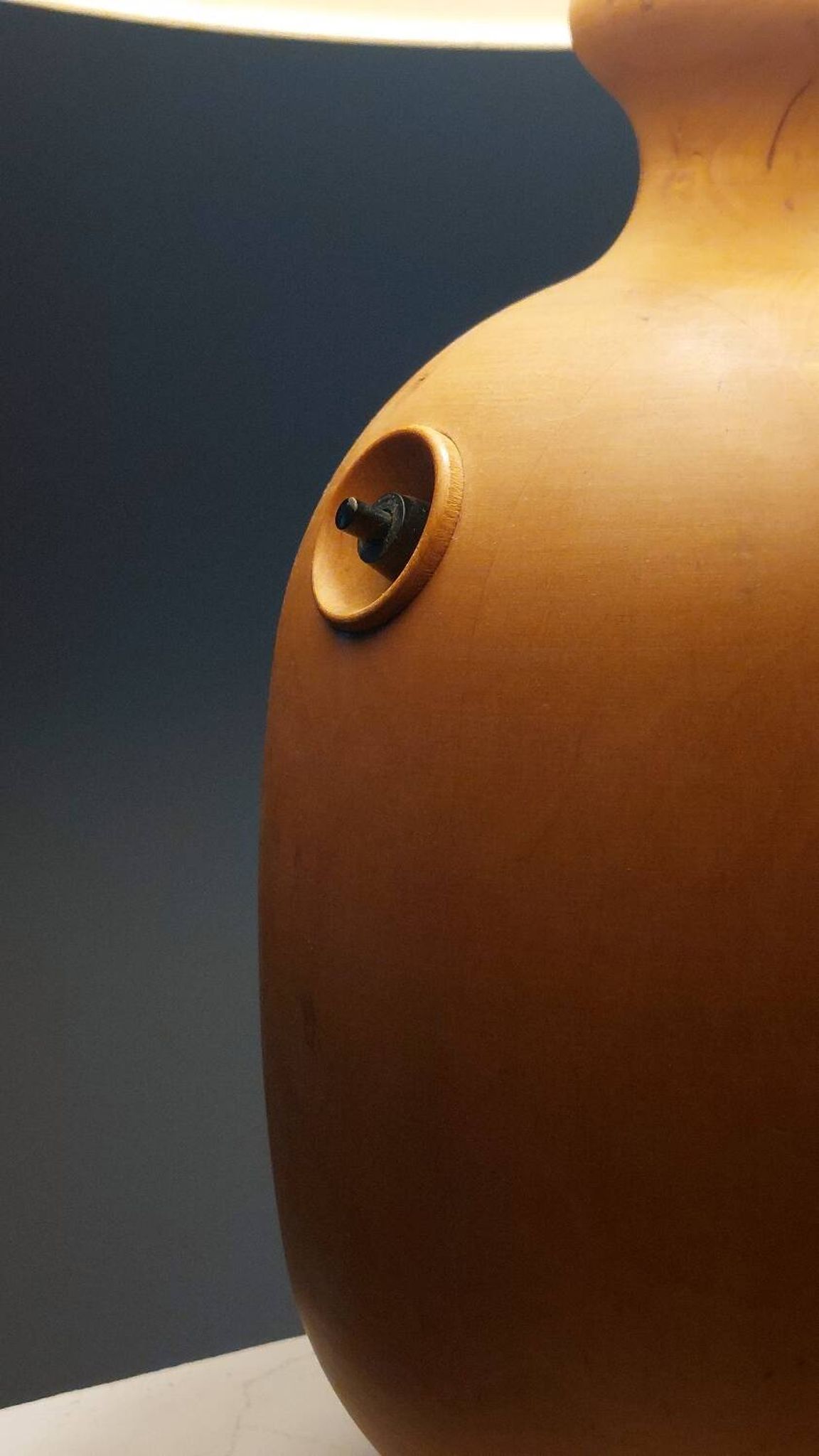 Rare lampe de table vintage en bois par Dyrlund Danemark.
