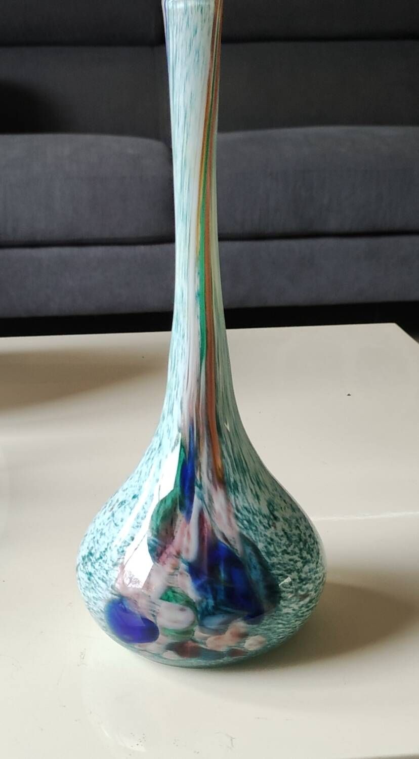 Ball vase soliflore with a long chimney neck. In speckled glass in the Murano style.