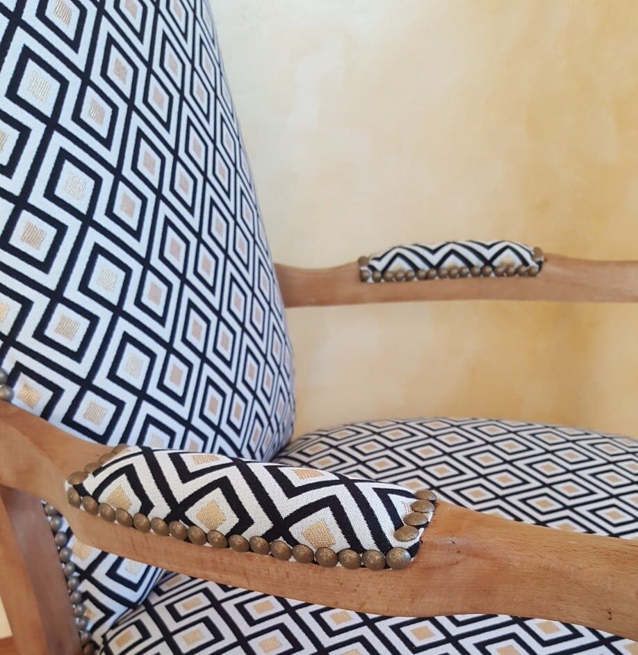 Armchair voltaire violin