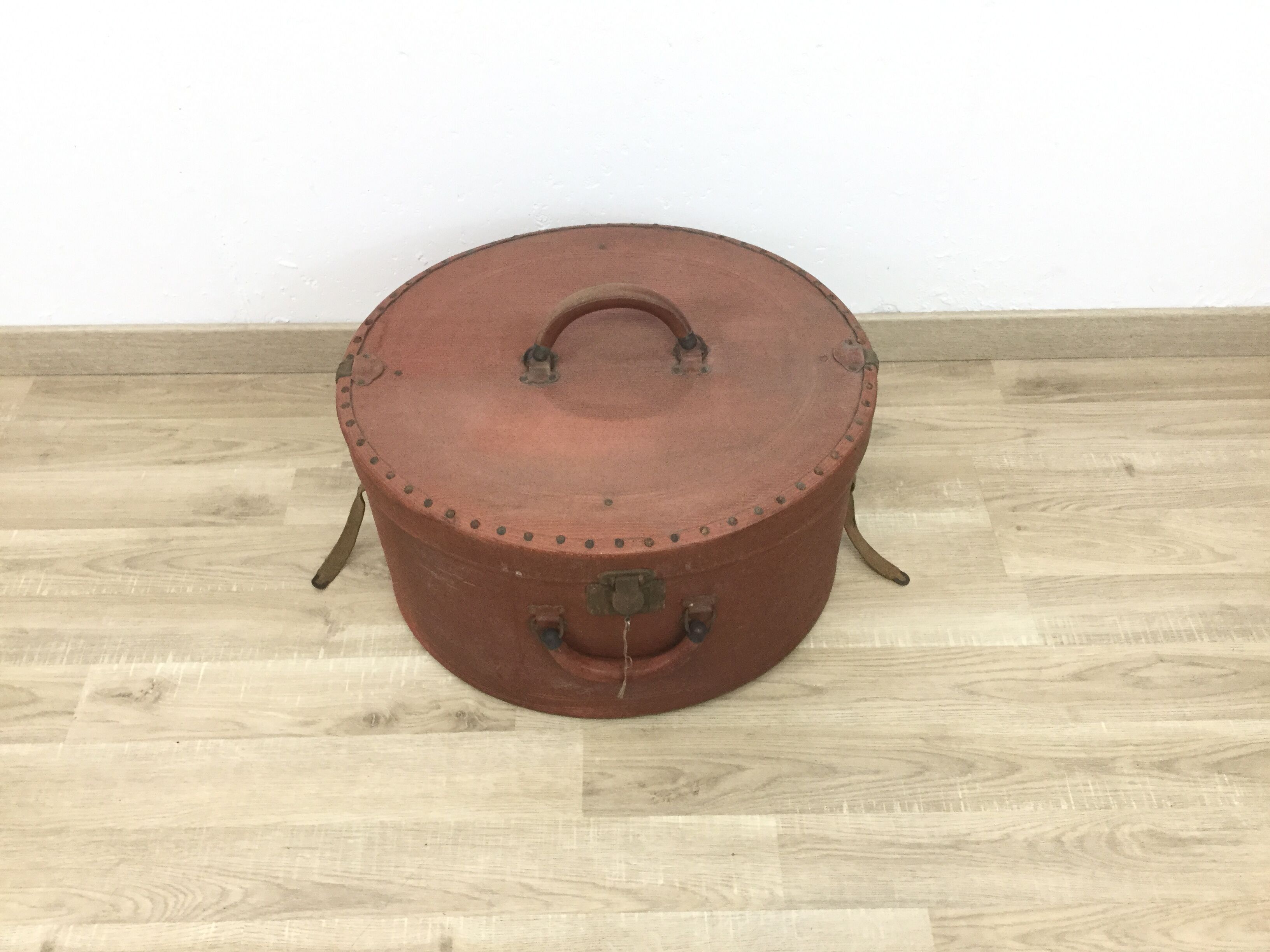 Old suitcase - box Hat IMPERVIA