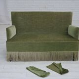 Canapé danois 2 places des années 1970, velours d'ameublement vert, pieds en bois de hêtre.