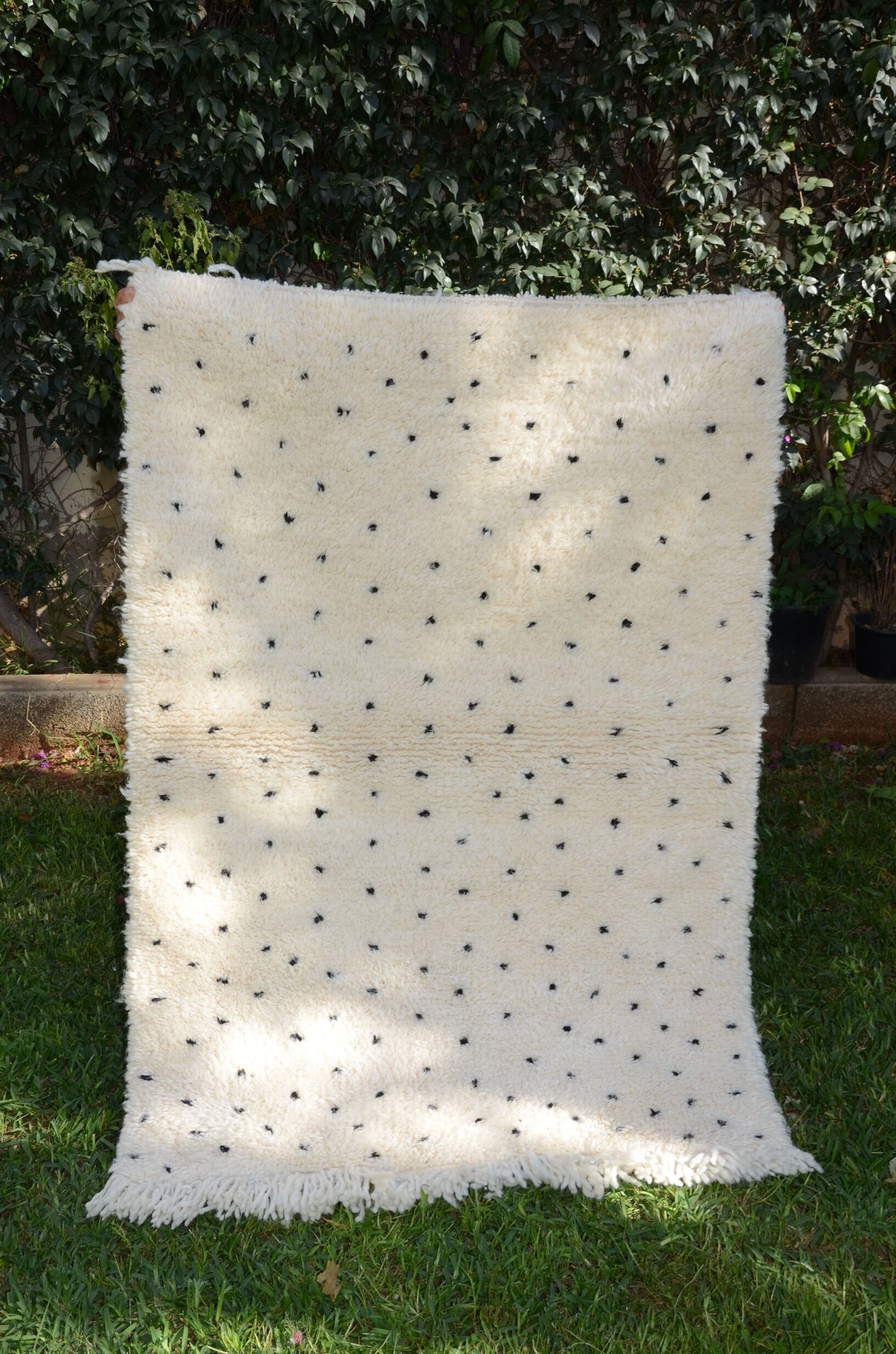Tapis berbère à pois noirs beni ouarain 90x125 cm