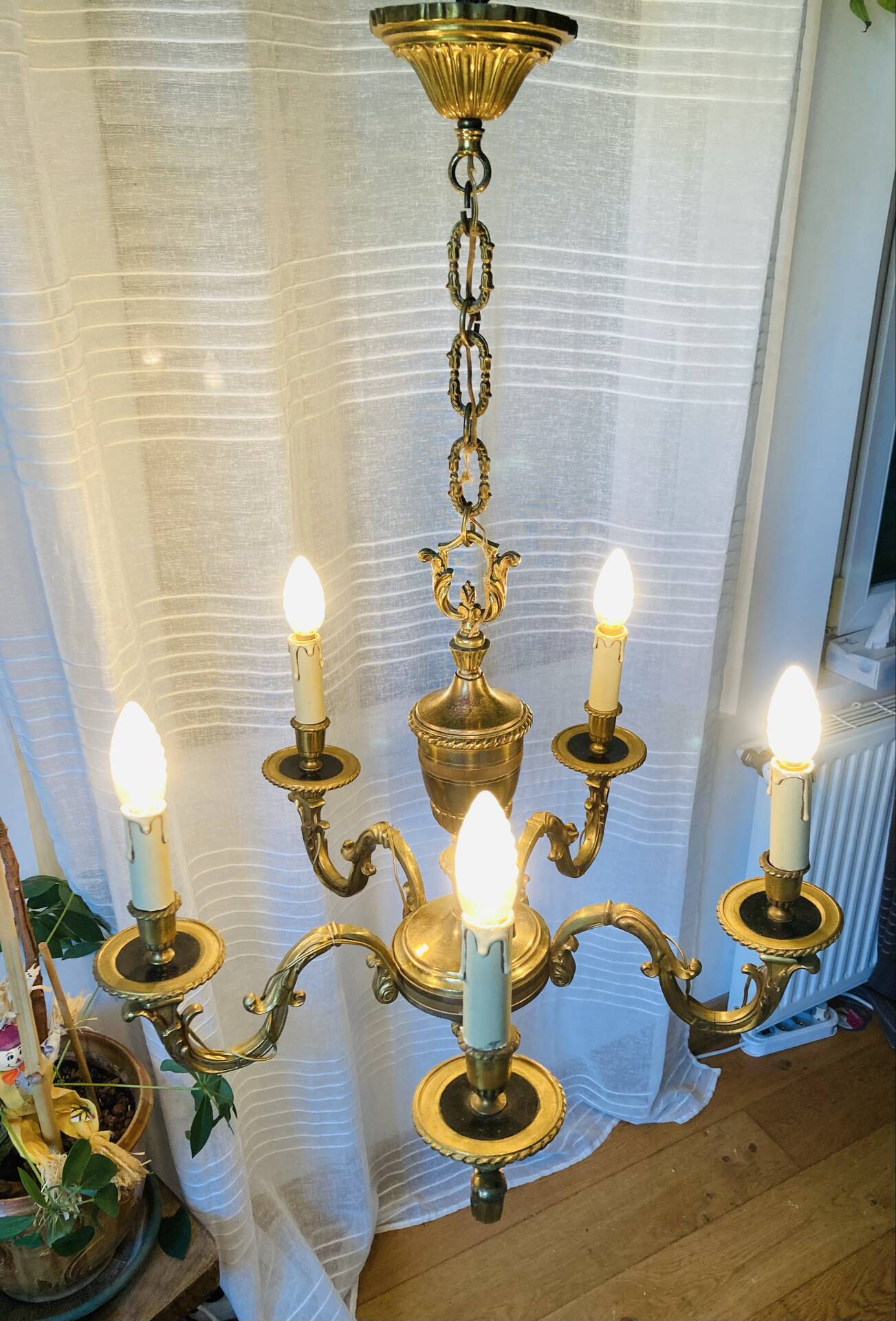 Louis XV style chandelier from the mid-20th century in solid gilded bronze.