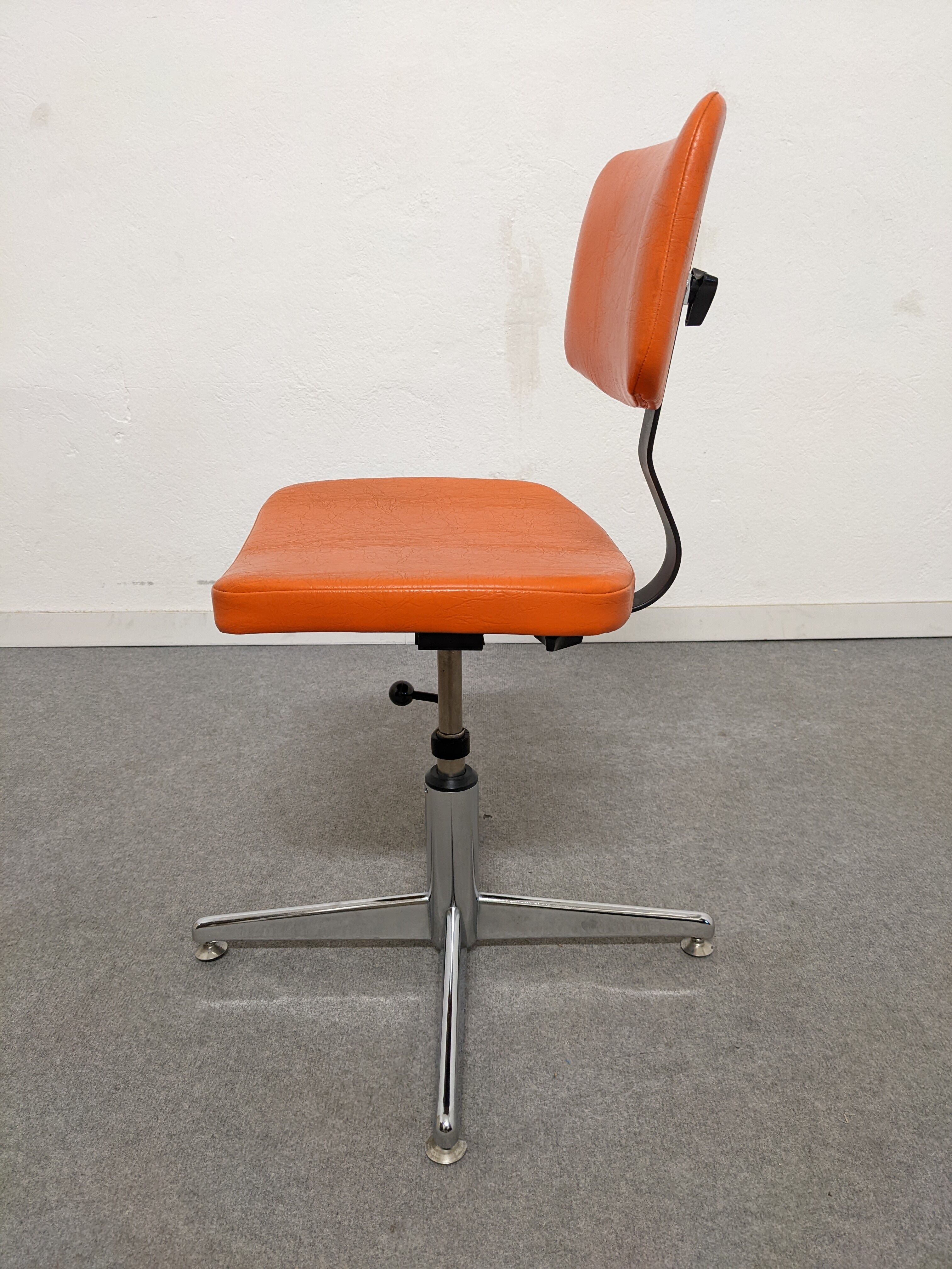 Swivel office chair from the 60s/70s