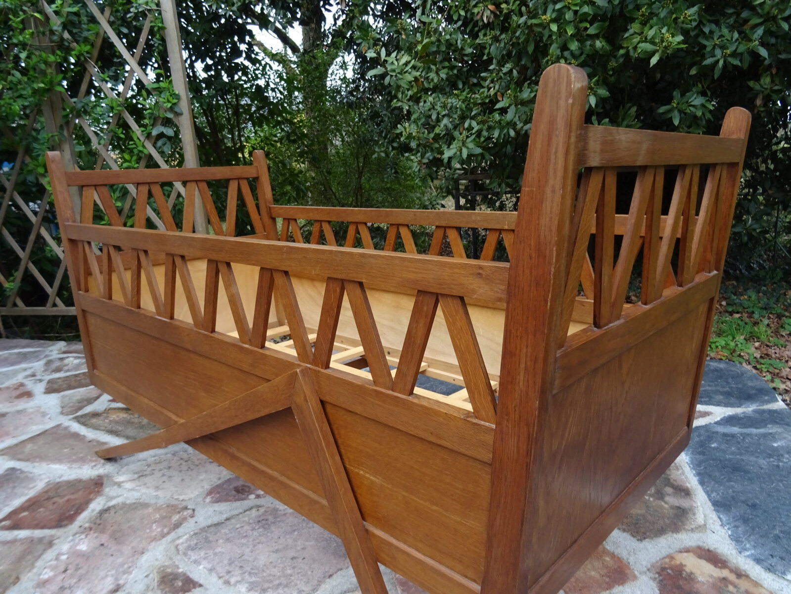 Oak crib, compass feet