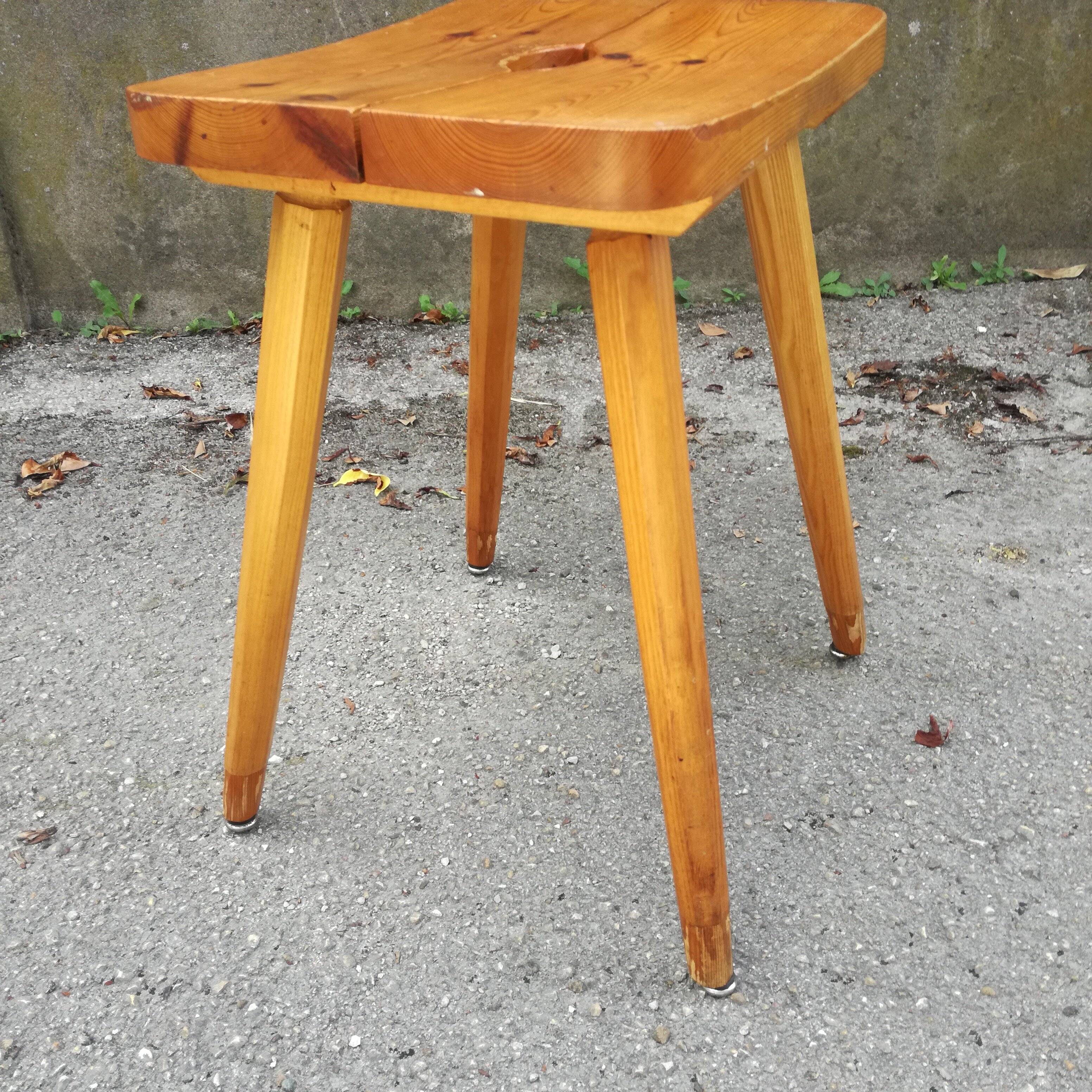 Light wood stool with pencil legs h51