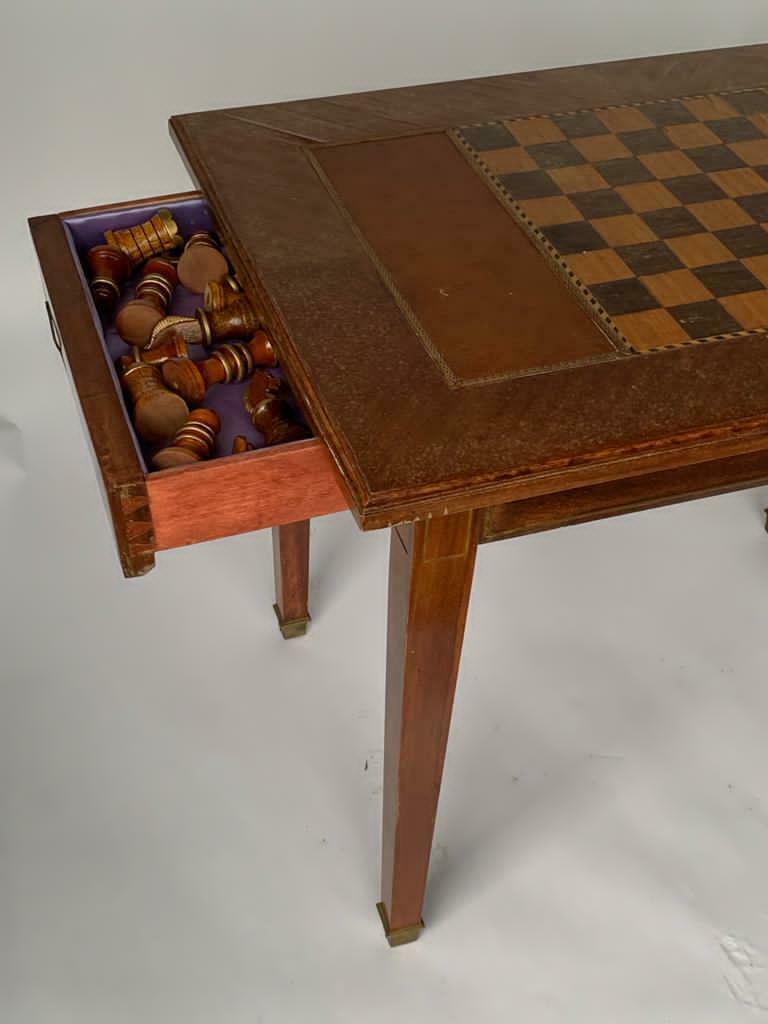 Table chess marqueterie piece sculptee bois 1930