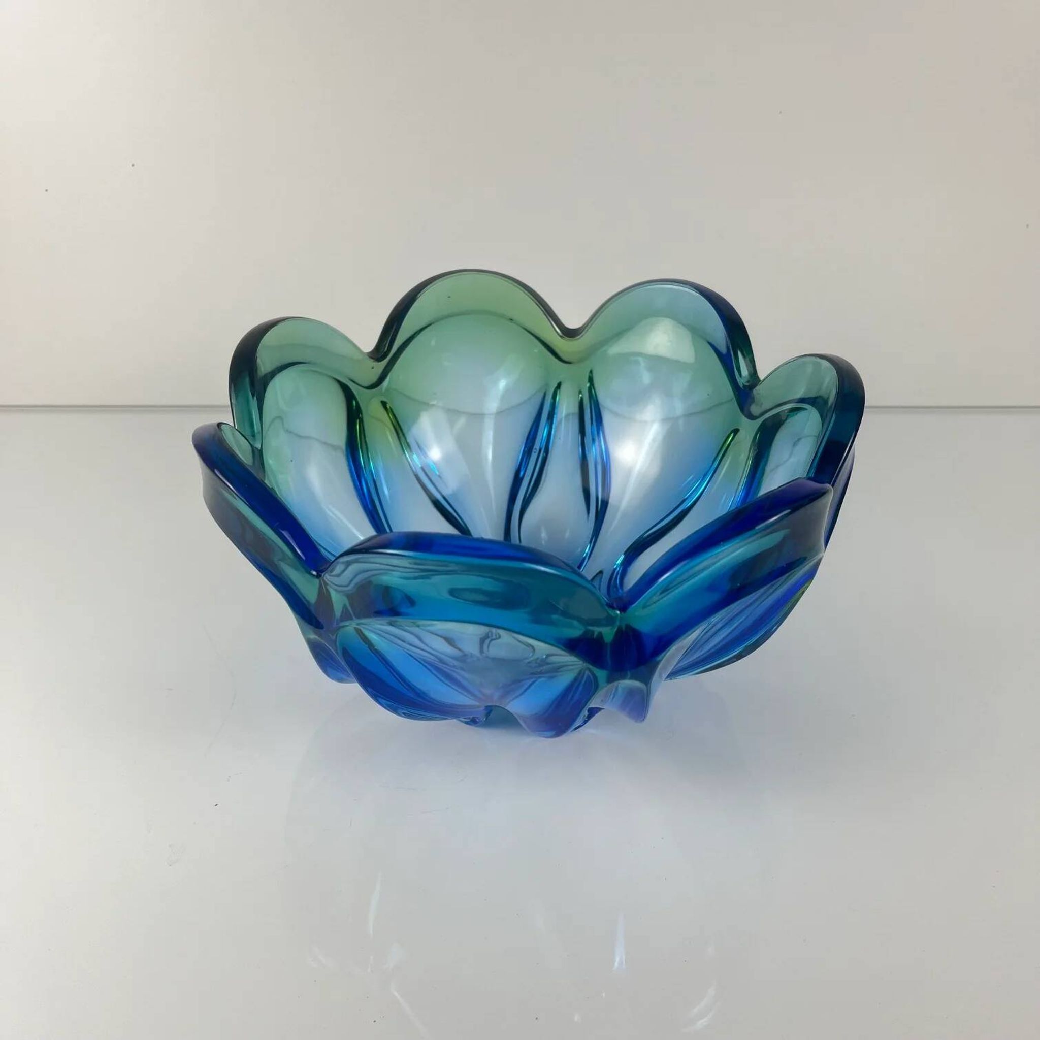Coupe / large glass pocket bowl from Murano, flower shape, green - blue gradient, 1960.
