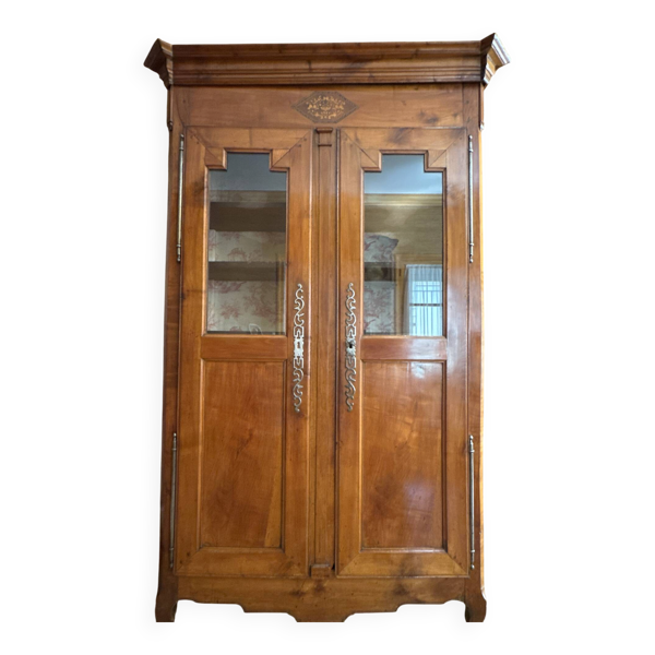 Armoire en noyer style transition Louis XV Louis XVI