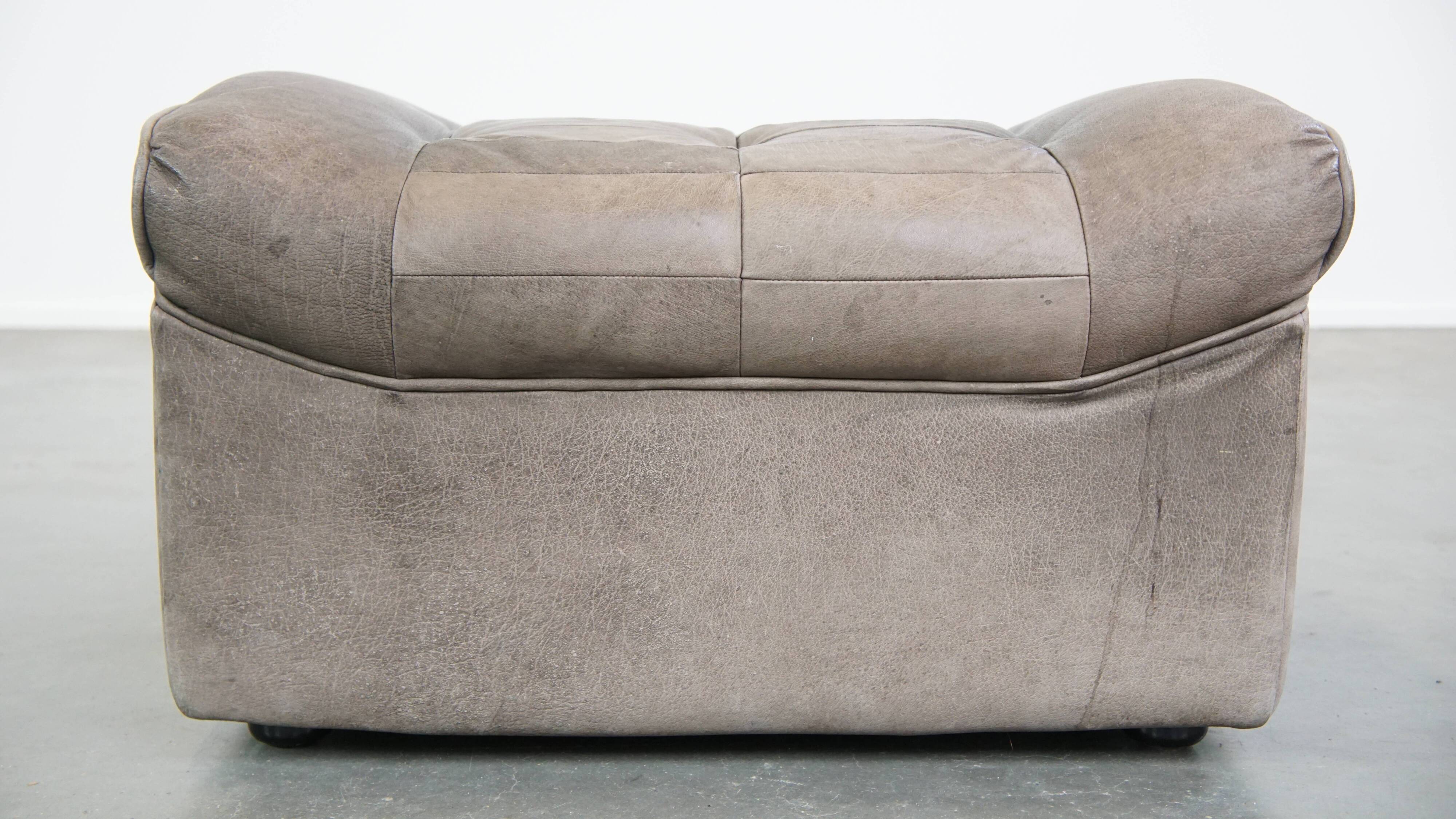 Canapé design modulable en cuir gris, 3 modules et 1 repose-pieds