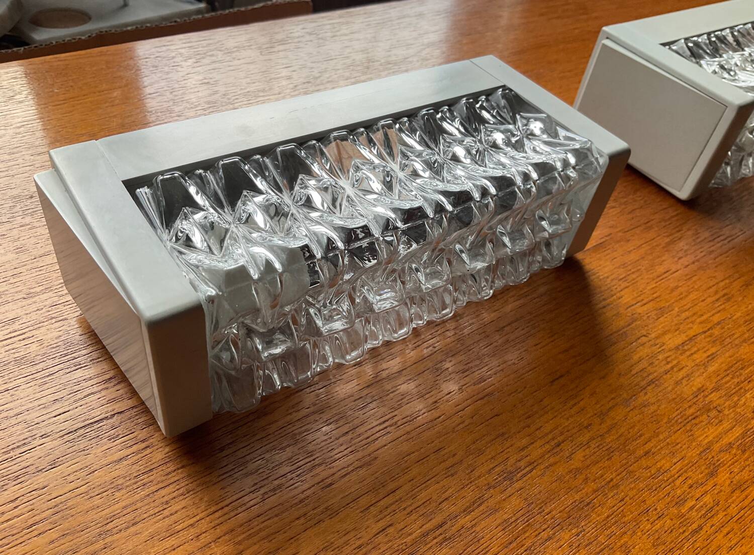 Paire d’appliques Erco en verre moulé années 70