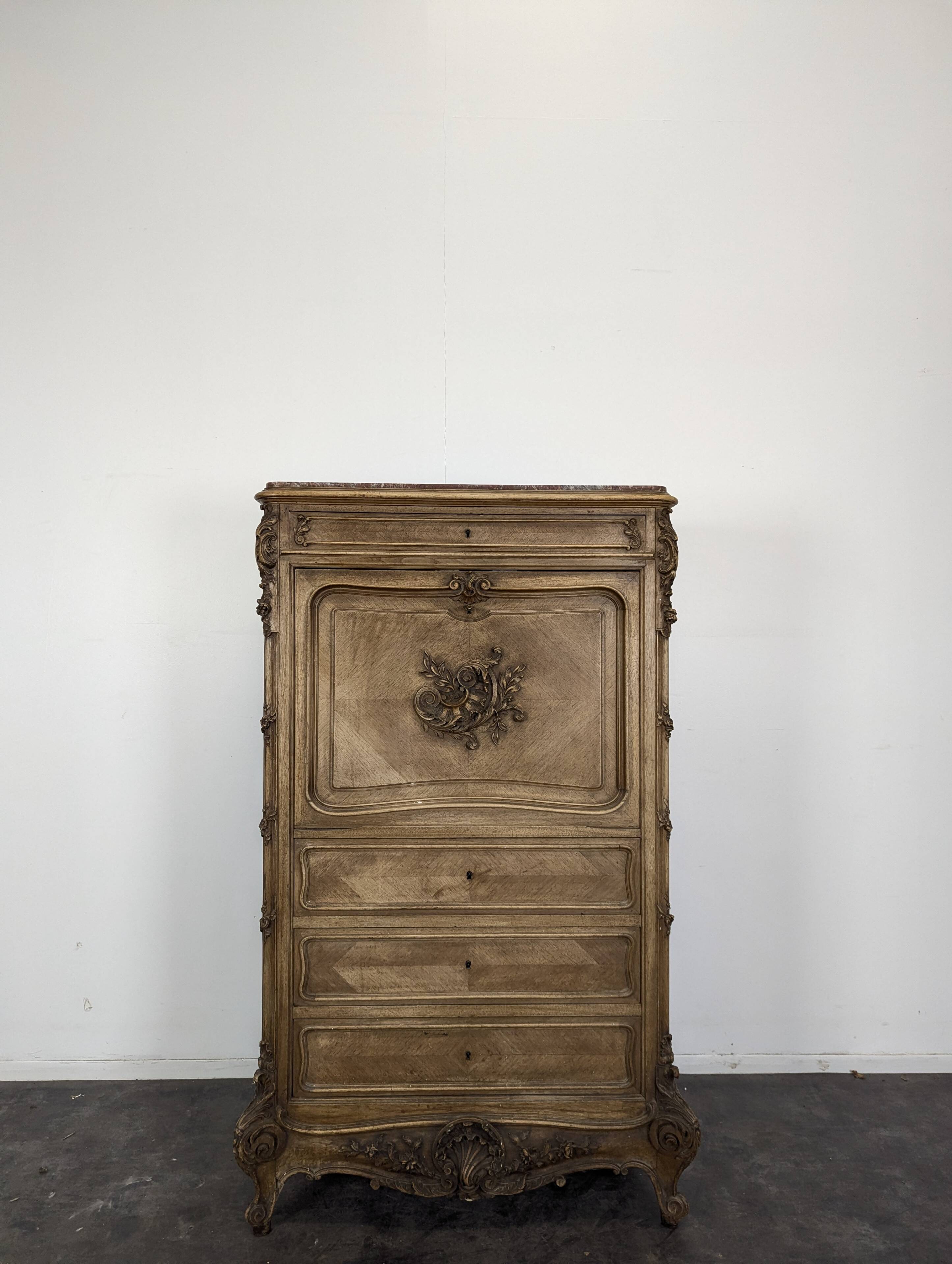 Baroque secretary in Louis XV style made of walnut.